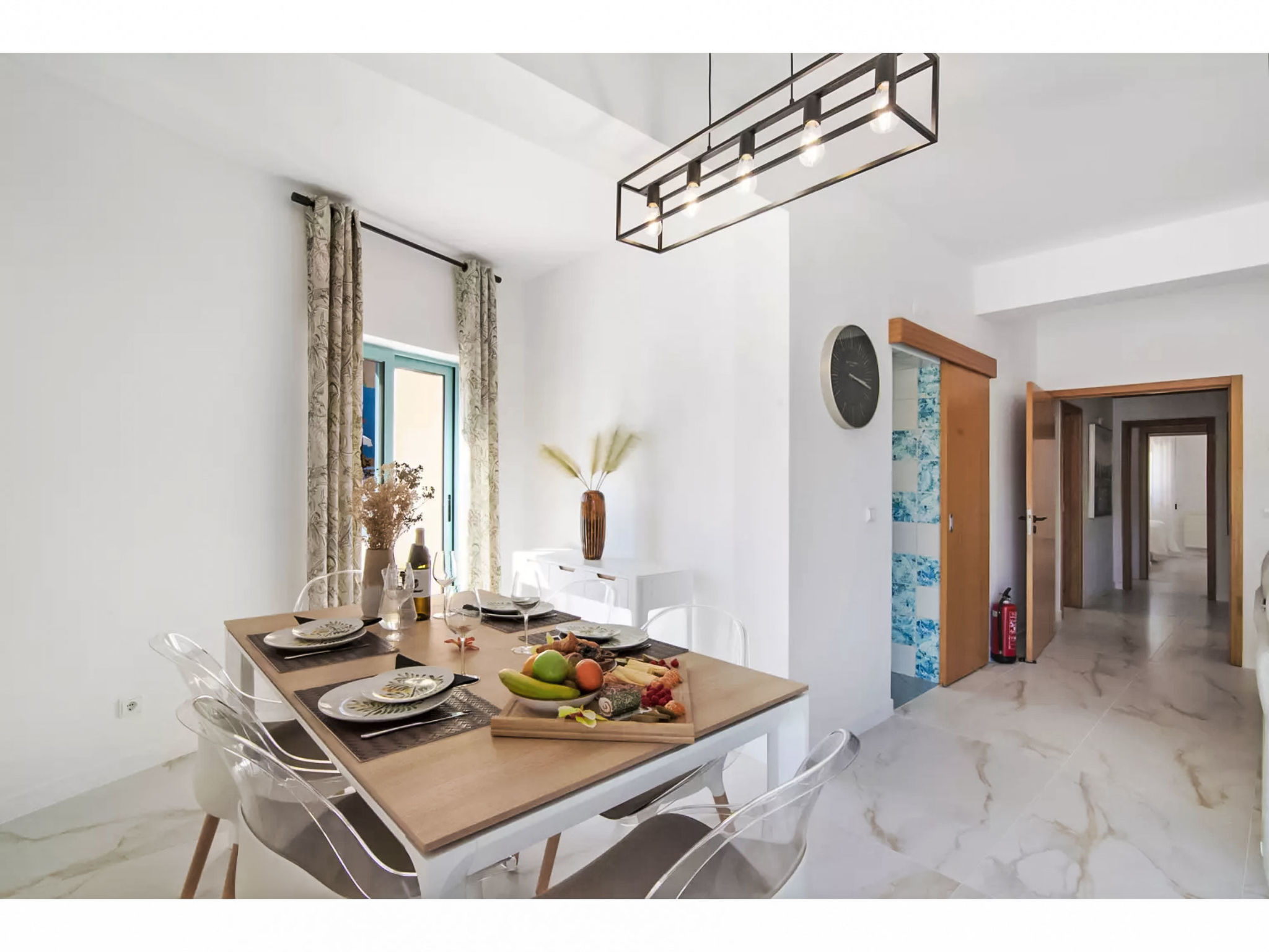 W Marina - Sunny Way-Binnen