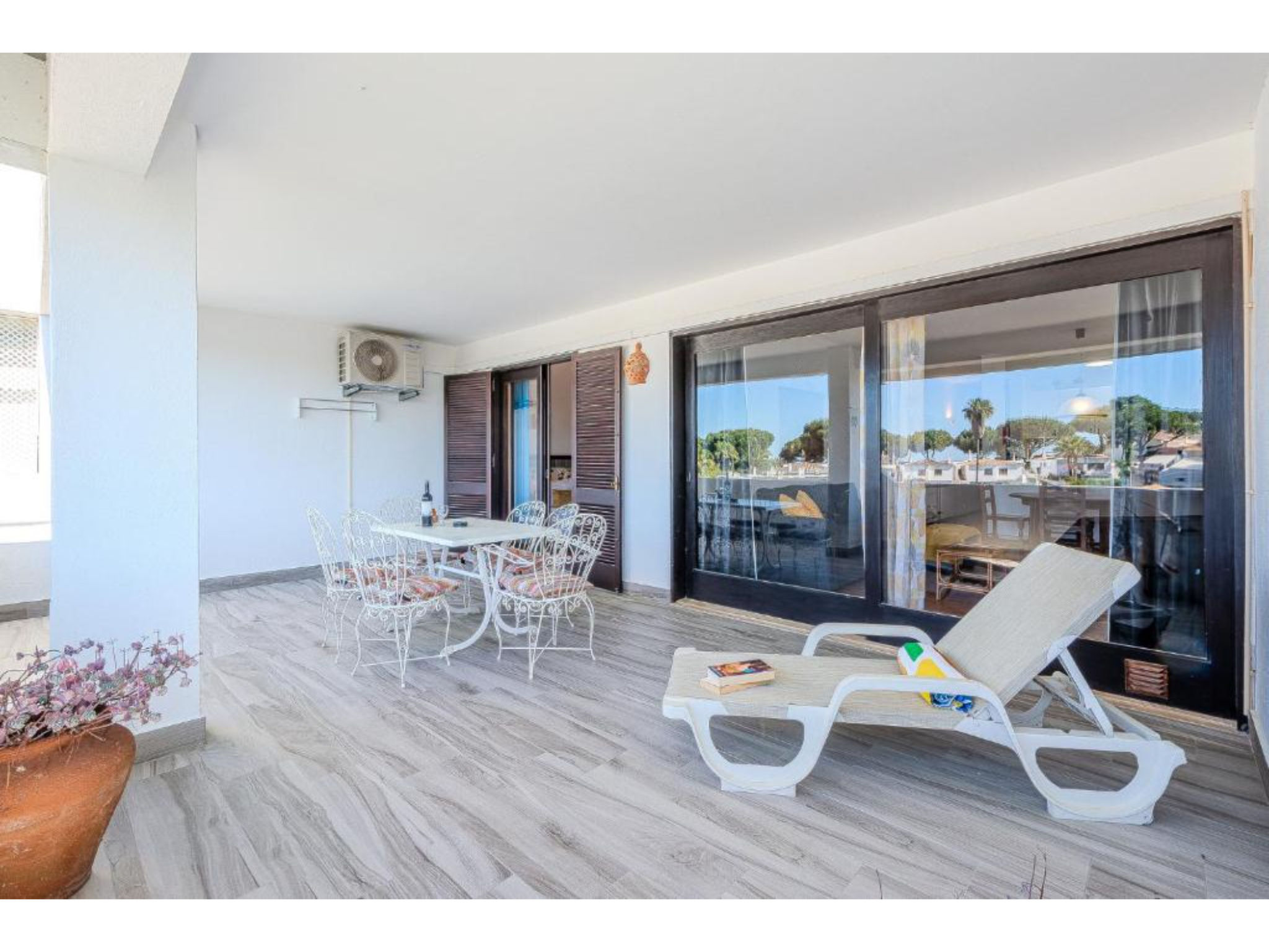 Ivone - Sunny Way-Drinnen