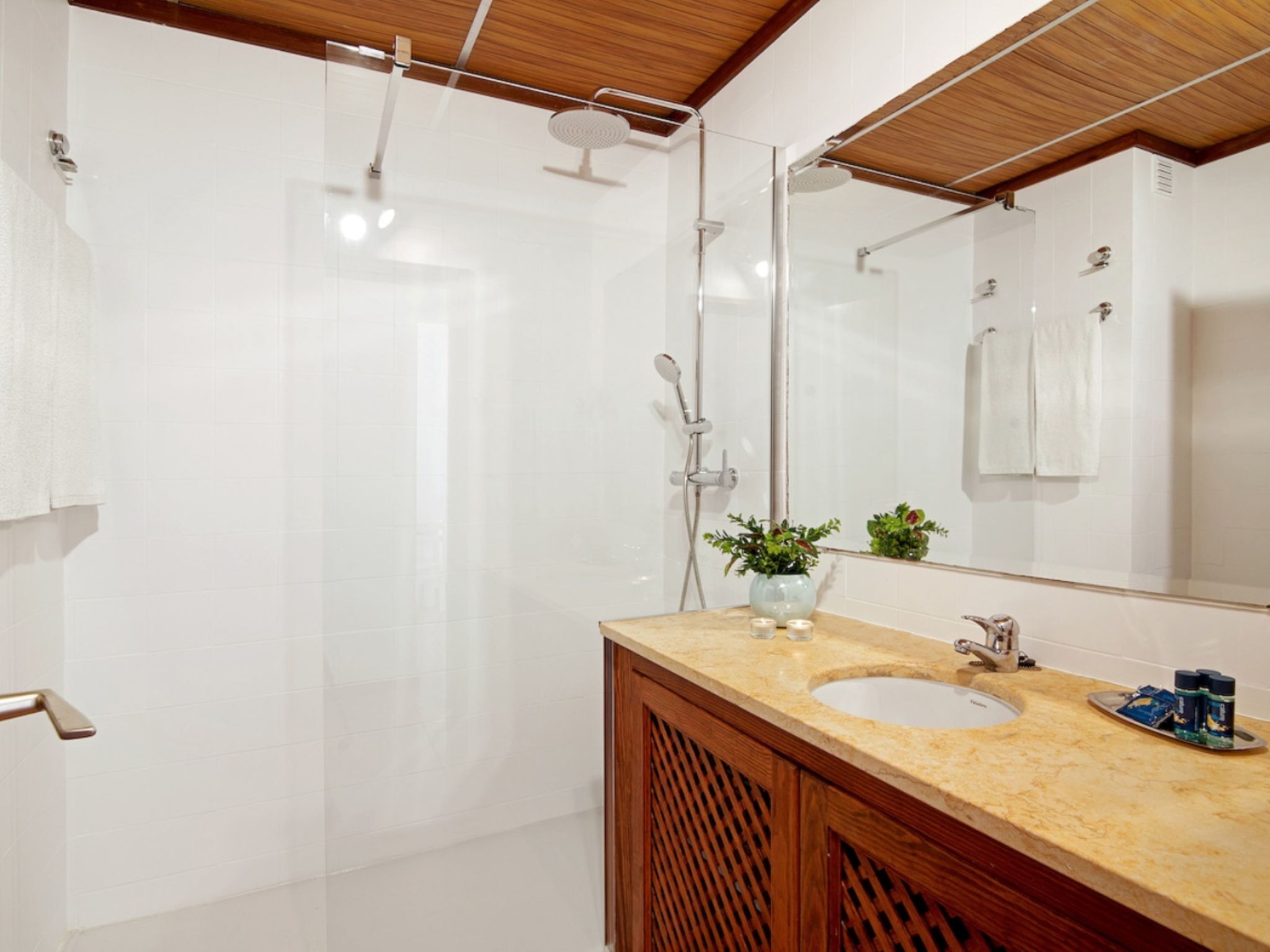 Joyce - Sunny Way-Drinnen