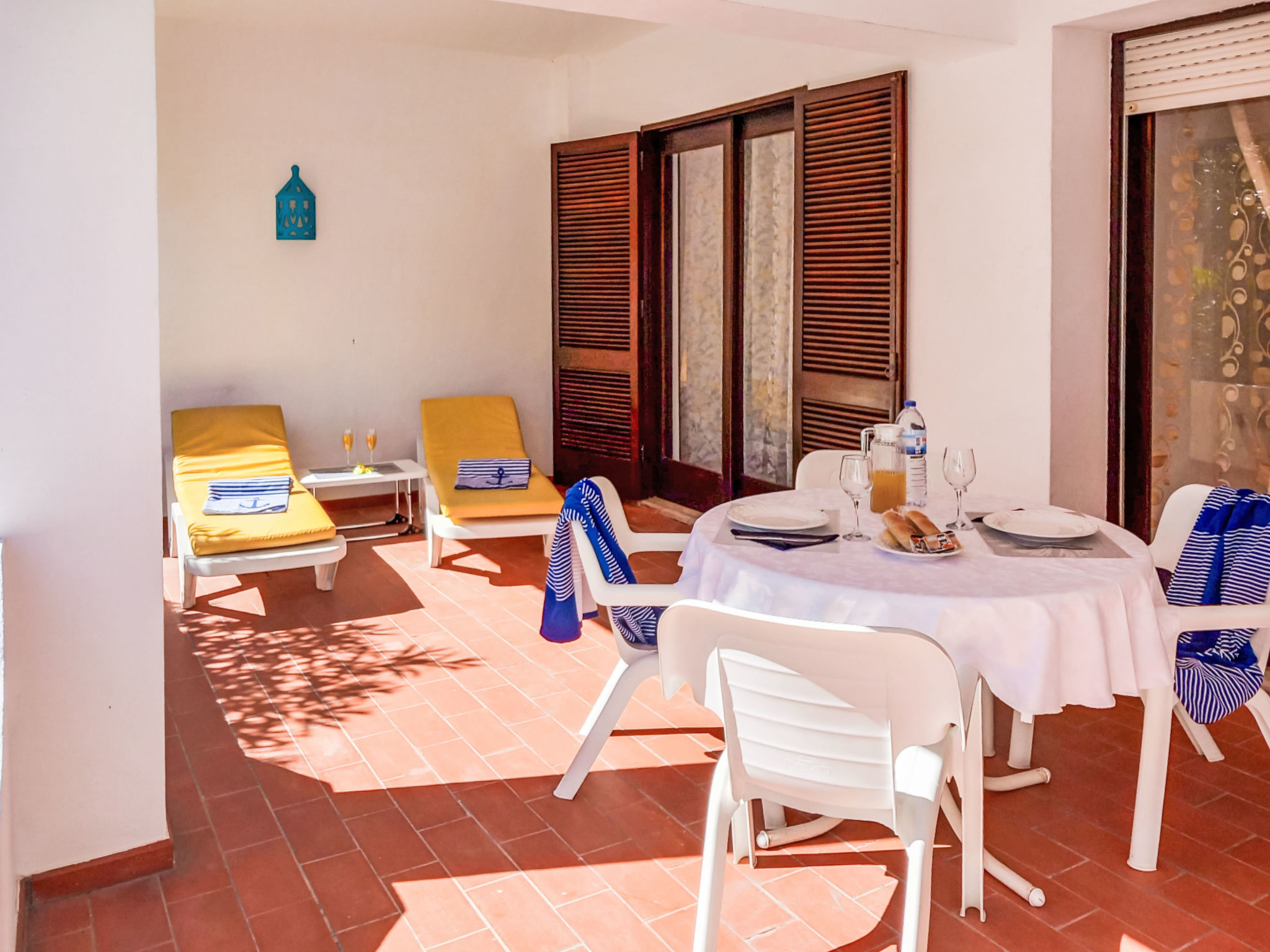 Joyce - Sunny Way-Drinnen