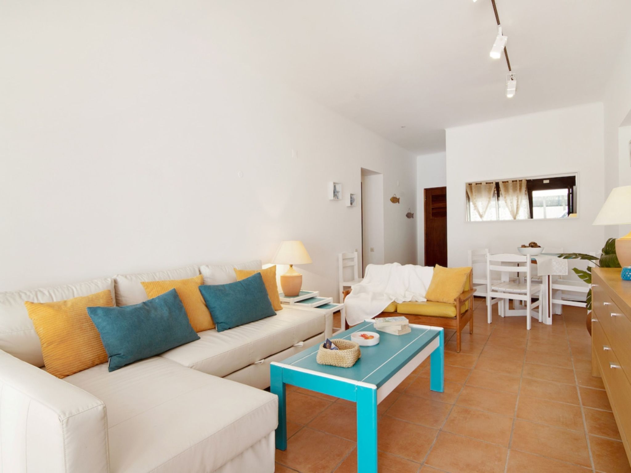 Joyce - Sunny Way-Drinnen