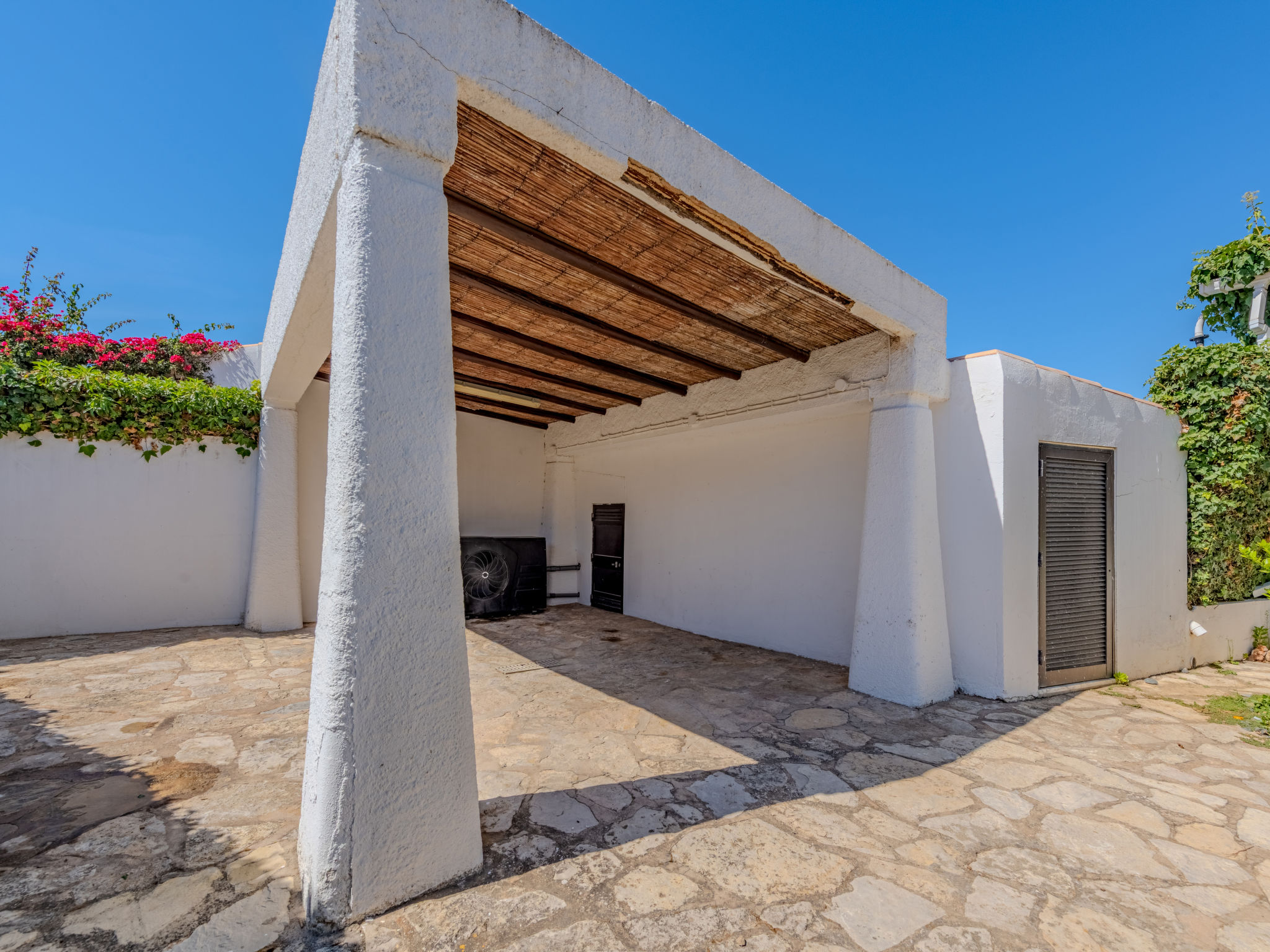 Libertos V4 - VIP Properties - Outside