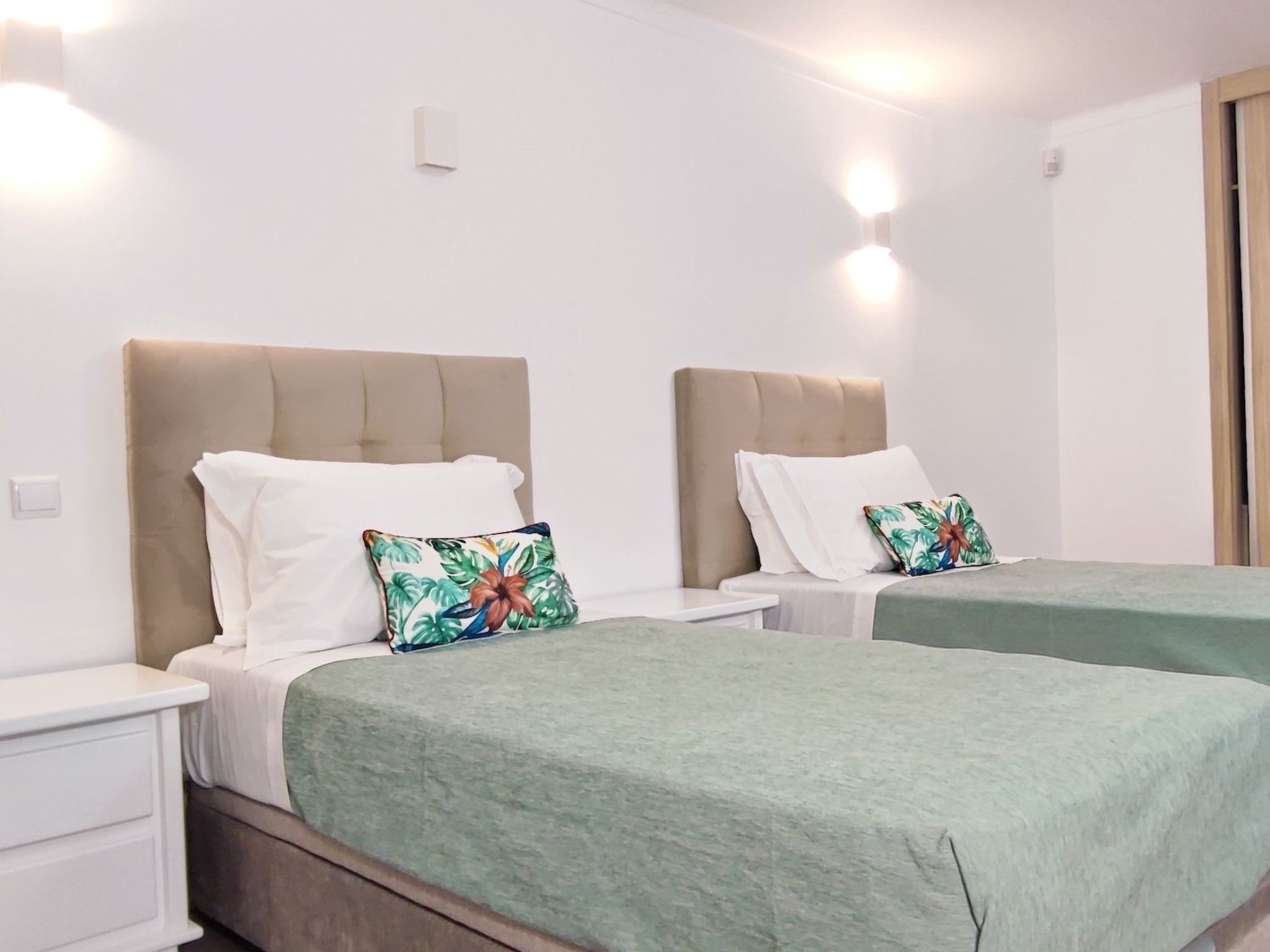 Villa mit 6 Schlafzimmern, Familie, Gruppen, Strand, Pool, Garten-Image-tags.info