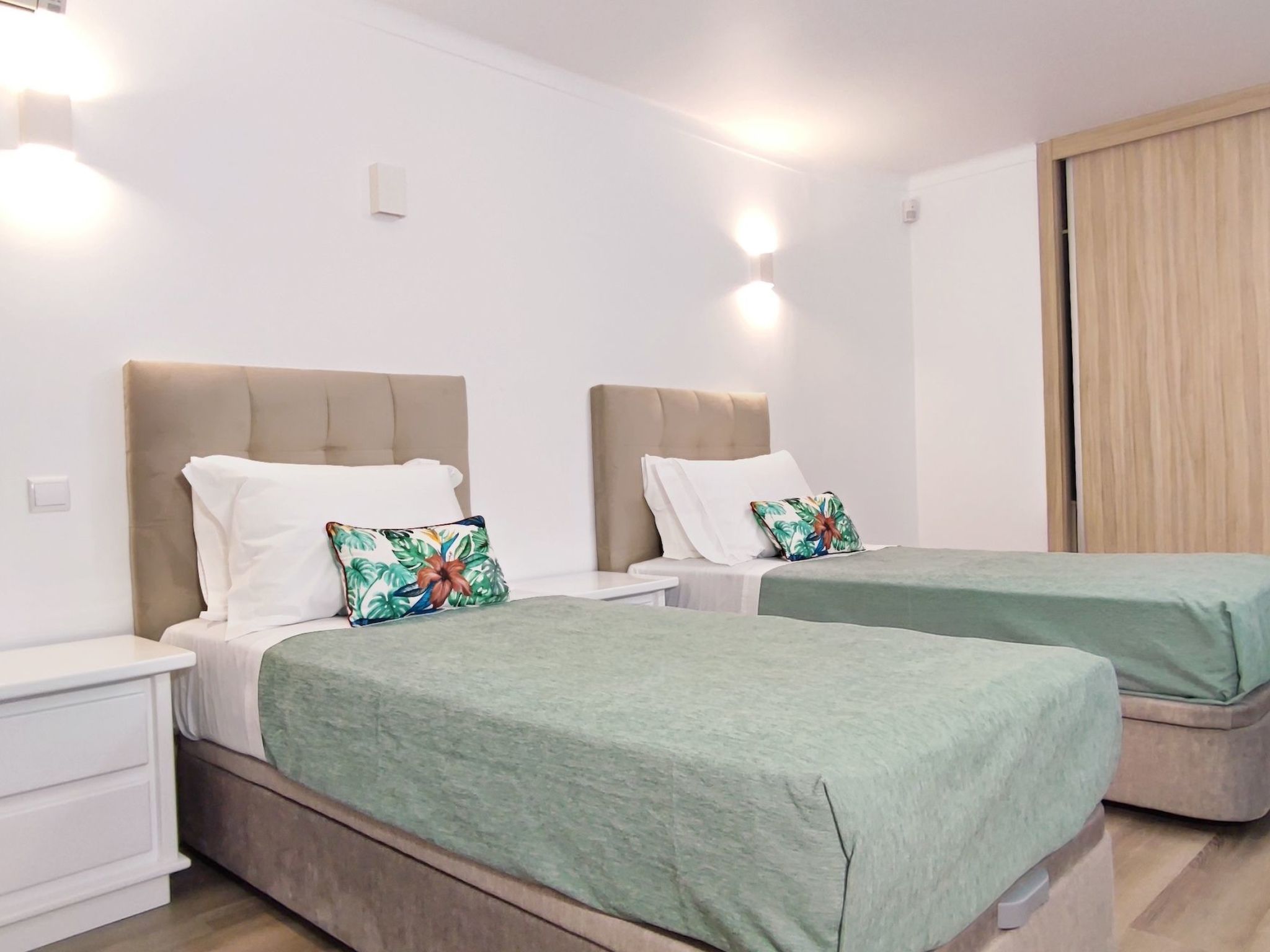 Villa mit 6 Schlafzimmern, Familie, Gruppen, Strand, Pool, Garten-Image-tags.info