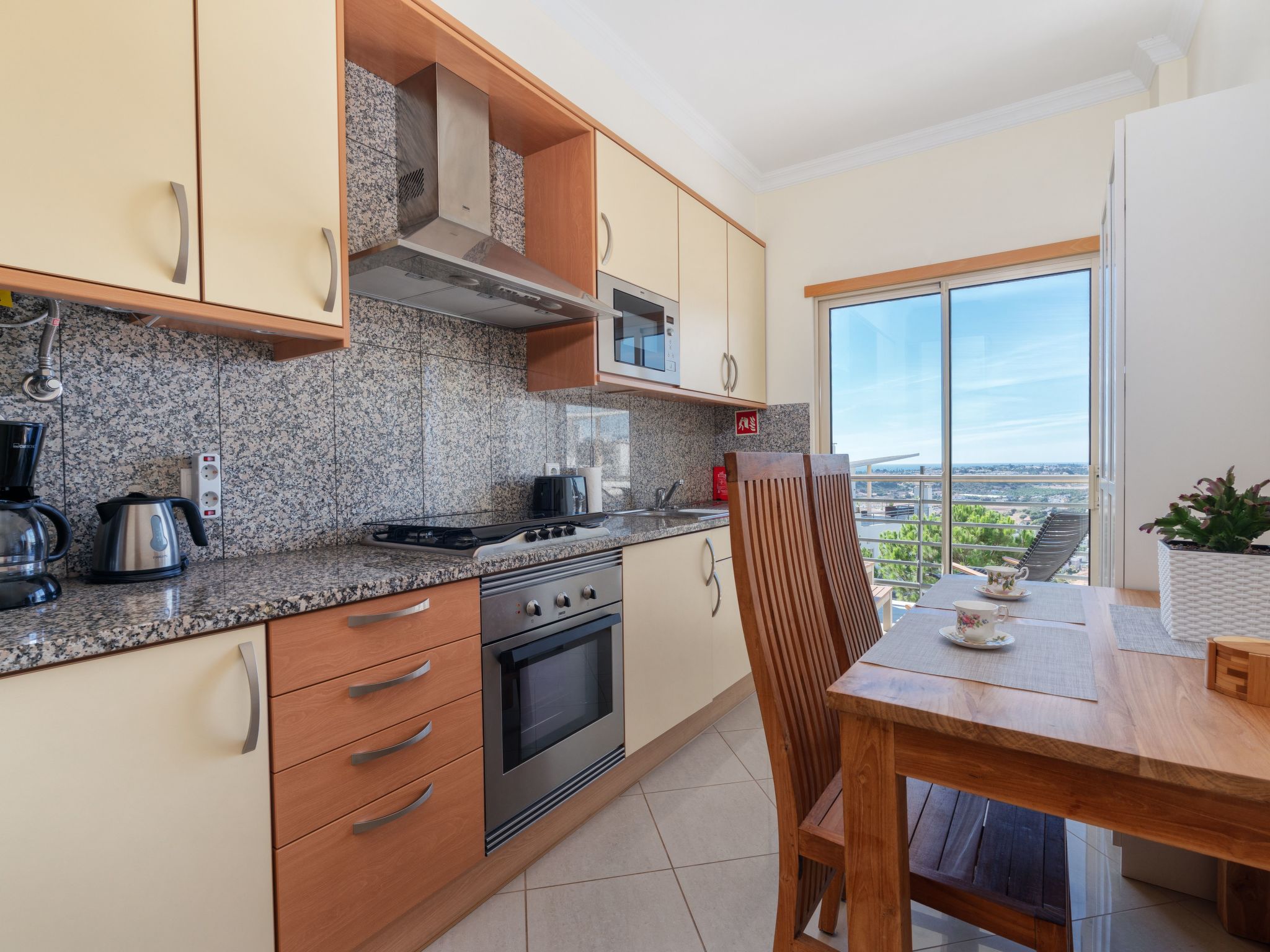 BnB Homes Wohnung mit Terrasse und Schwimmbad-Drinnen