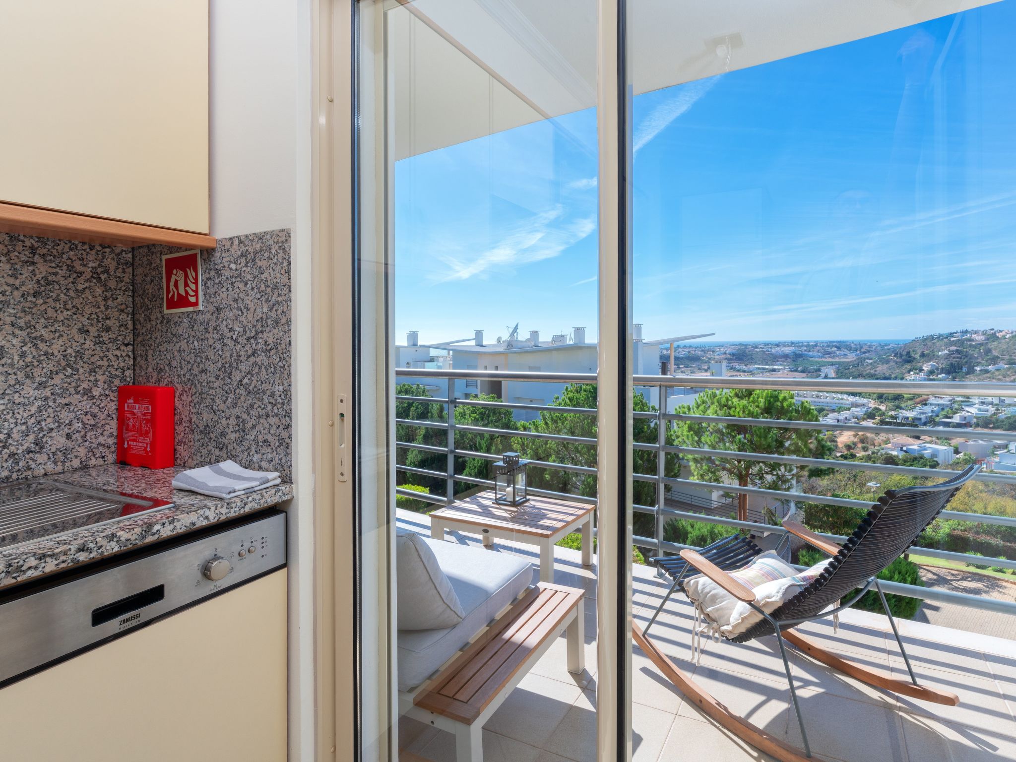 BnB Homes Wohnung mit Terrasse und Schwimmbad-Draußen