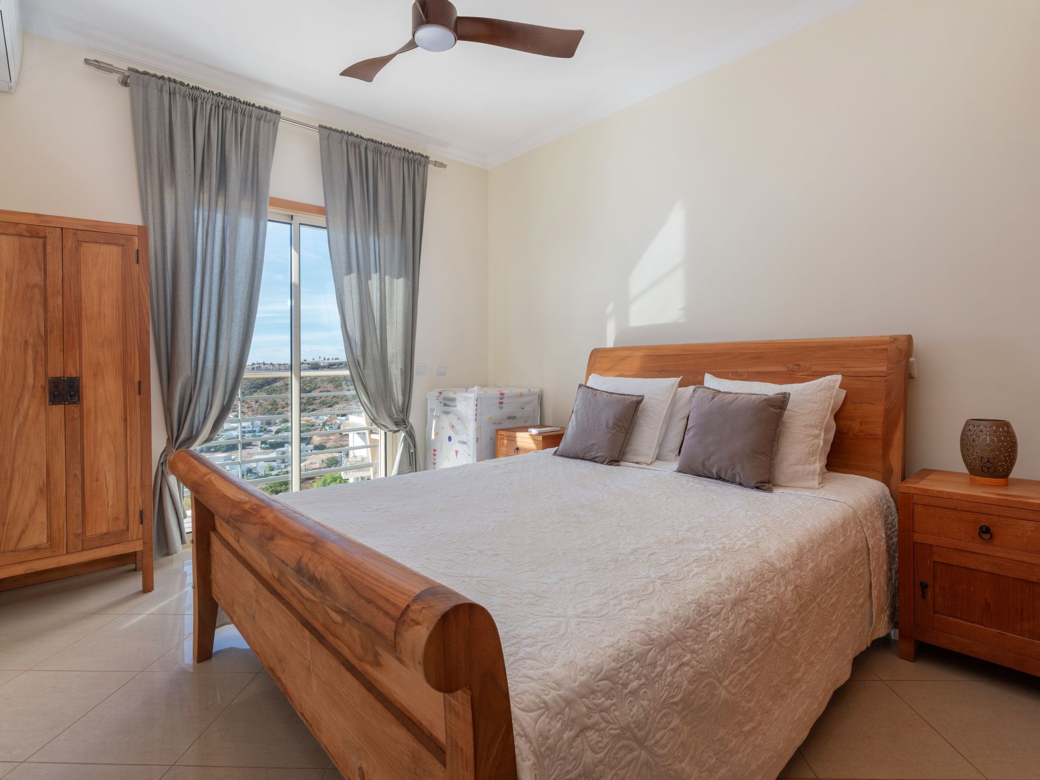 BnB Homes Wohnung mit Terrasse und Schwimmbad-Drinnen