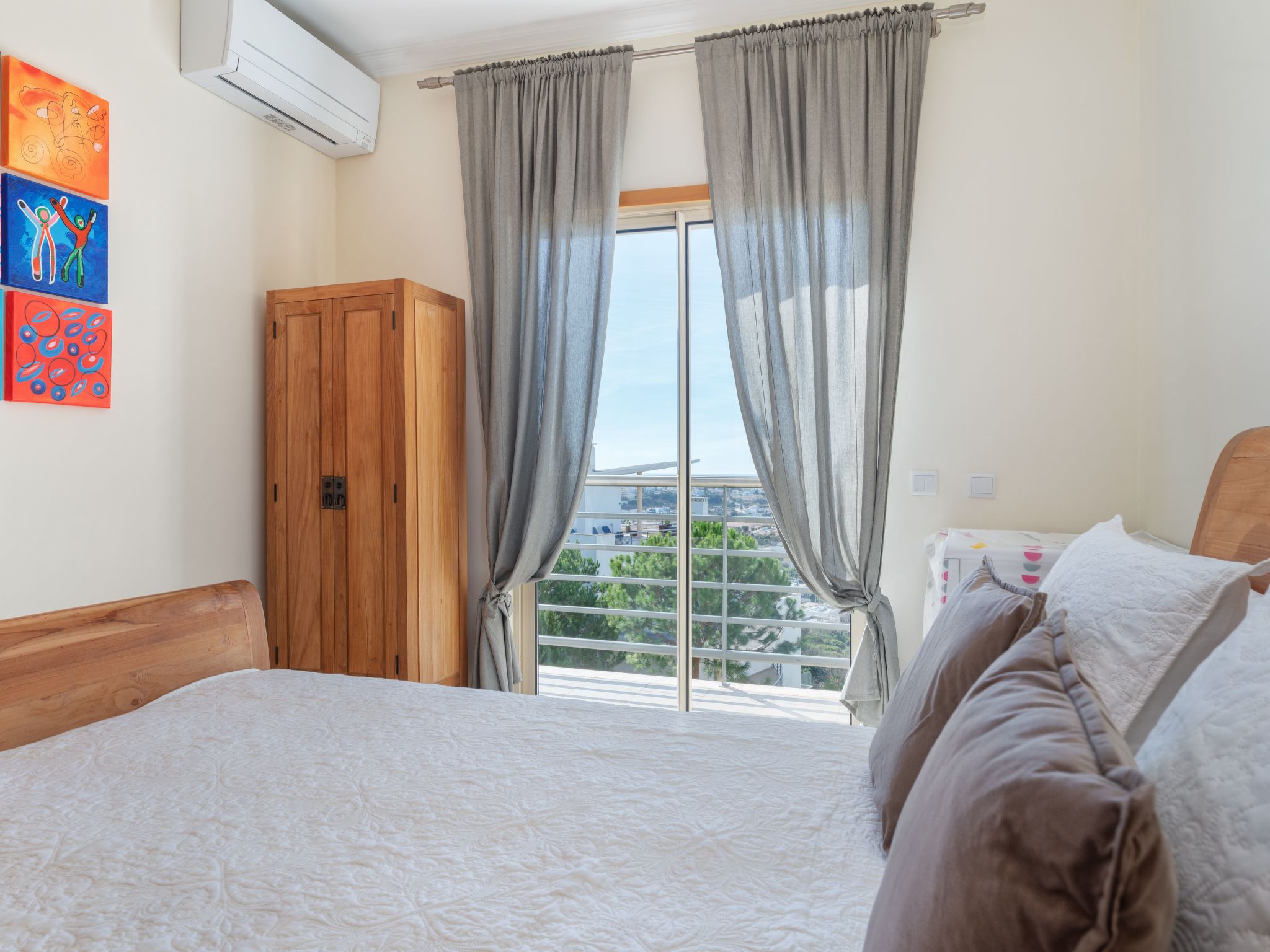 BnB Homes Wohnung mit Terrasse und Schwimmbad-Drinnen