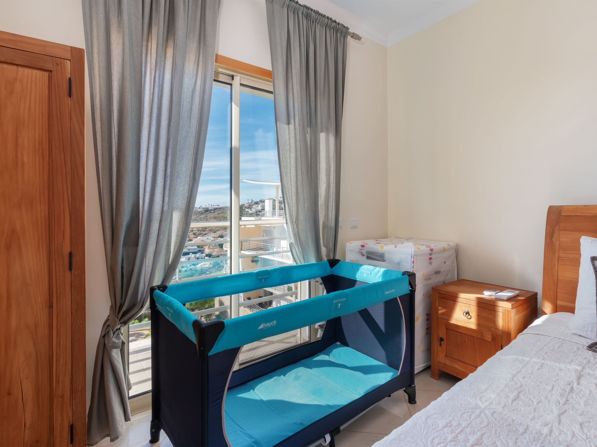 BnB Homes Wohnung mit Terrasse und Schwimmbad-Image-tags.info