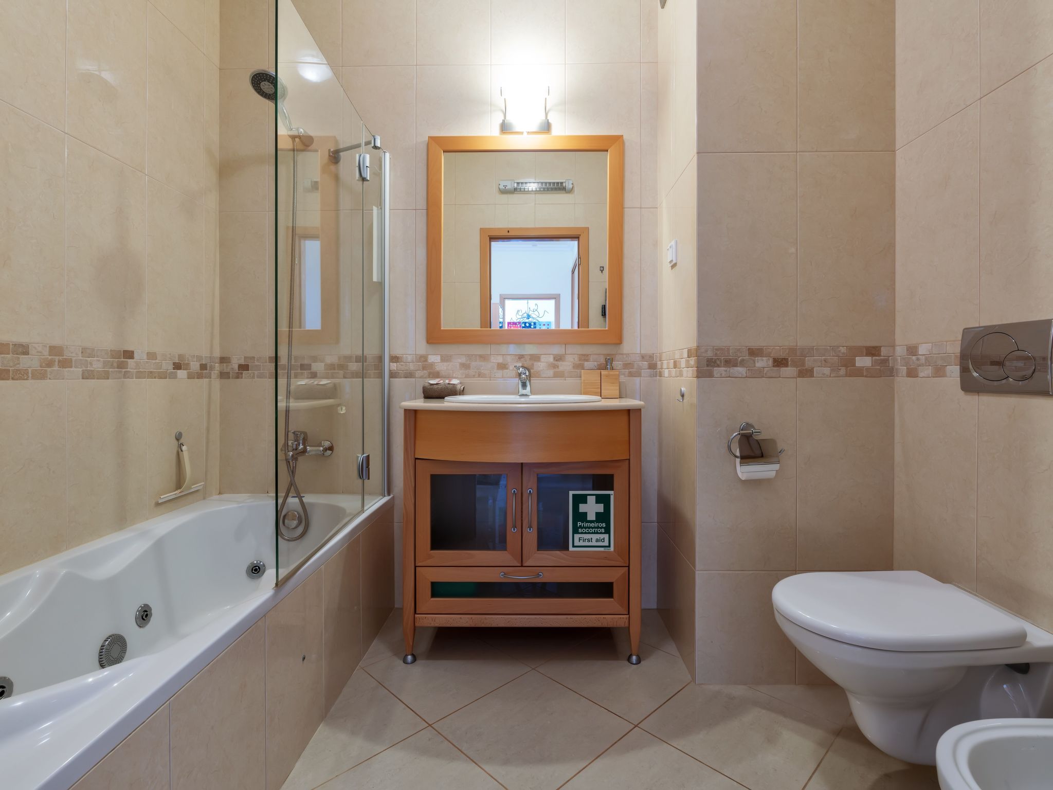 BnB Homes Wohnung mit Terrasse und Schwimmbad-Drinnen