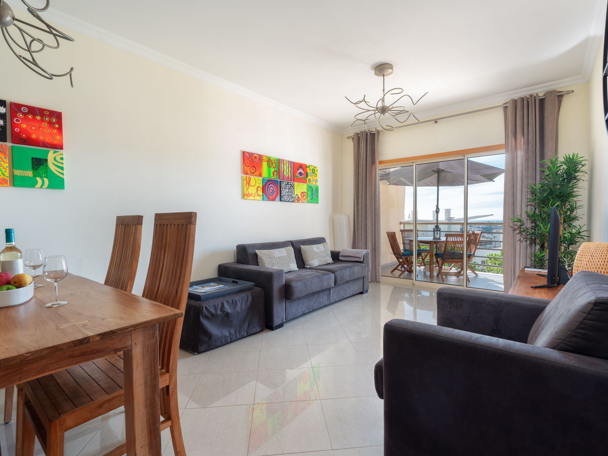 BnB Homes Wohnung mit Terrasse und Schwimmbad-Drinnen