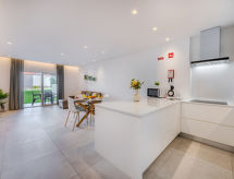 Gerenoveerd appartement in centrum Albufeira met zwembad en tuin - thumbnail 2