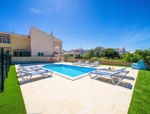 Zonnig vakantiehuis met privézwembad op 650m van Praia da Galé - thumbnail 1
