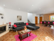 Ruim vakantiehuis met privézwembad en zonnepanelen op 7000 m² grond in Estoi - thumbnail 6