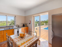 Ruim vakantiehuis met privézwembad en zonnepanelen op 7000 m² grond in Estoi - thumbnail 4