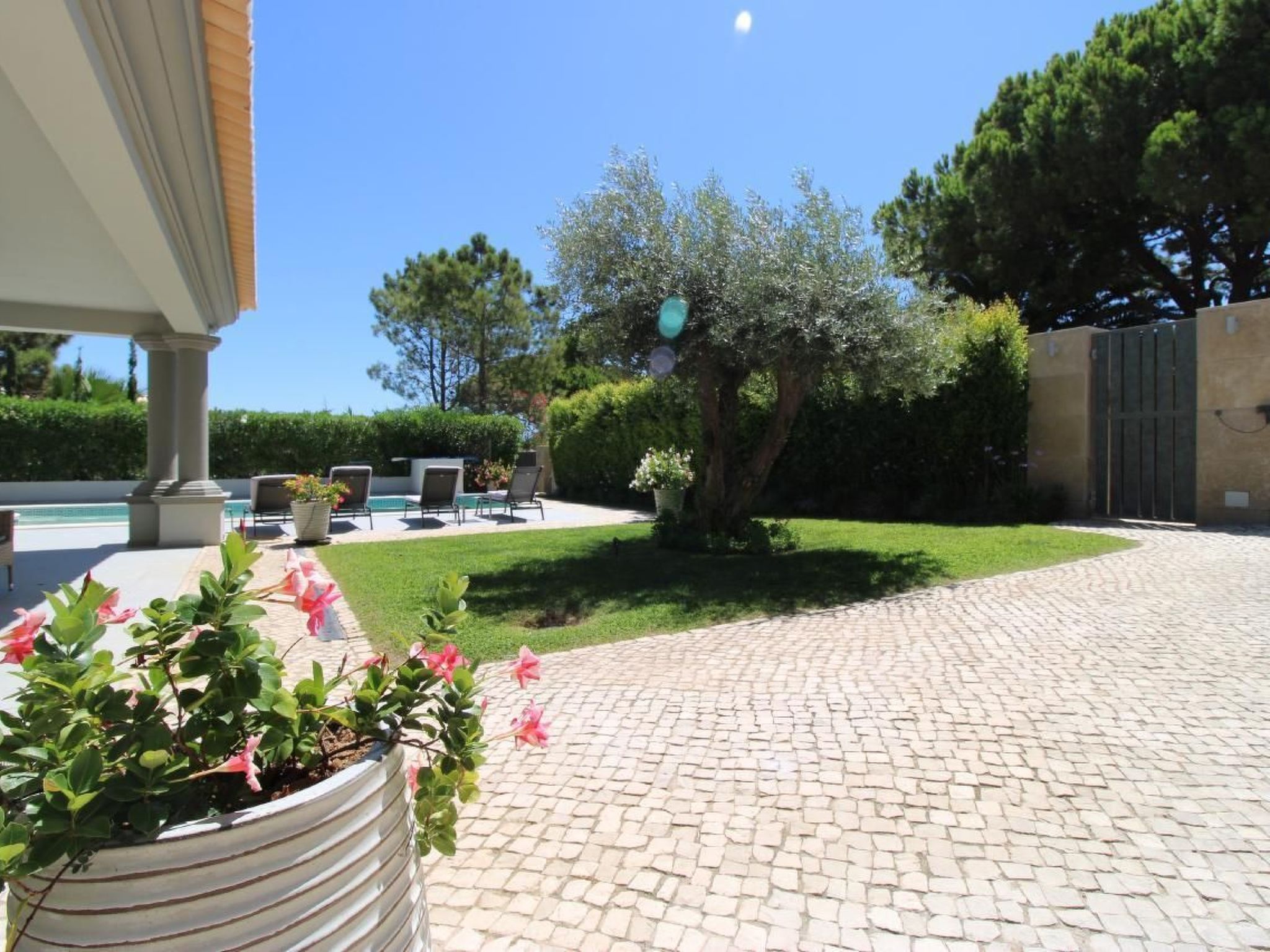 In Almancil mit Garten, Grill und Terrasse