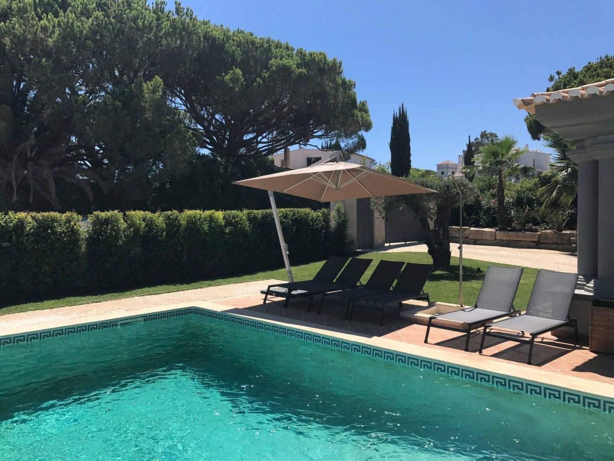 In Almancil mit Garten, Grill und Terrasse