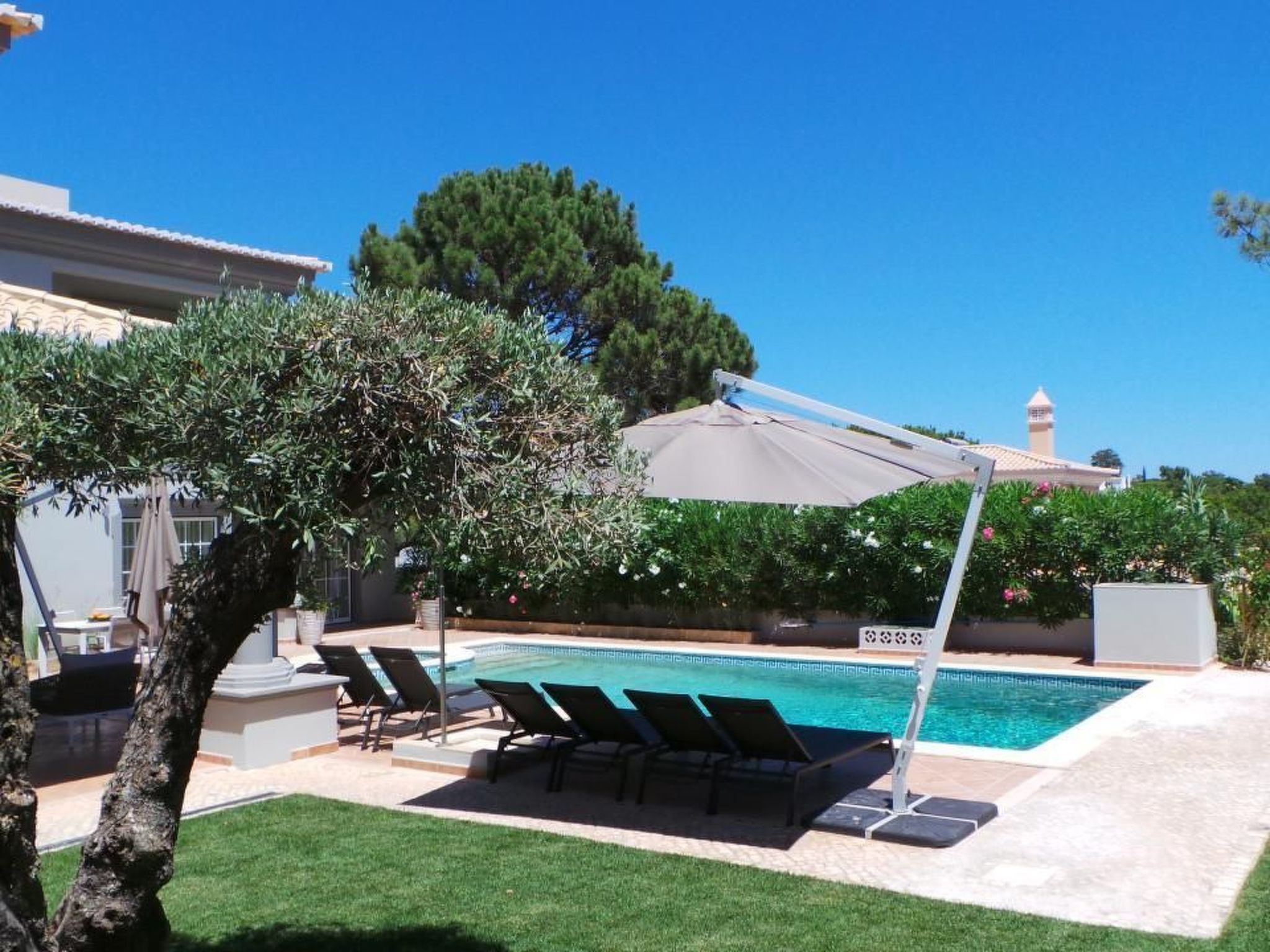 In Almancil mit Garten, Grill und Terrasse-Dehors