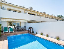 V2 Garrão 650m from the beach