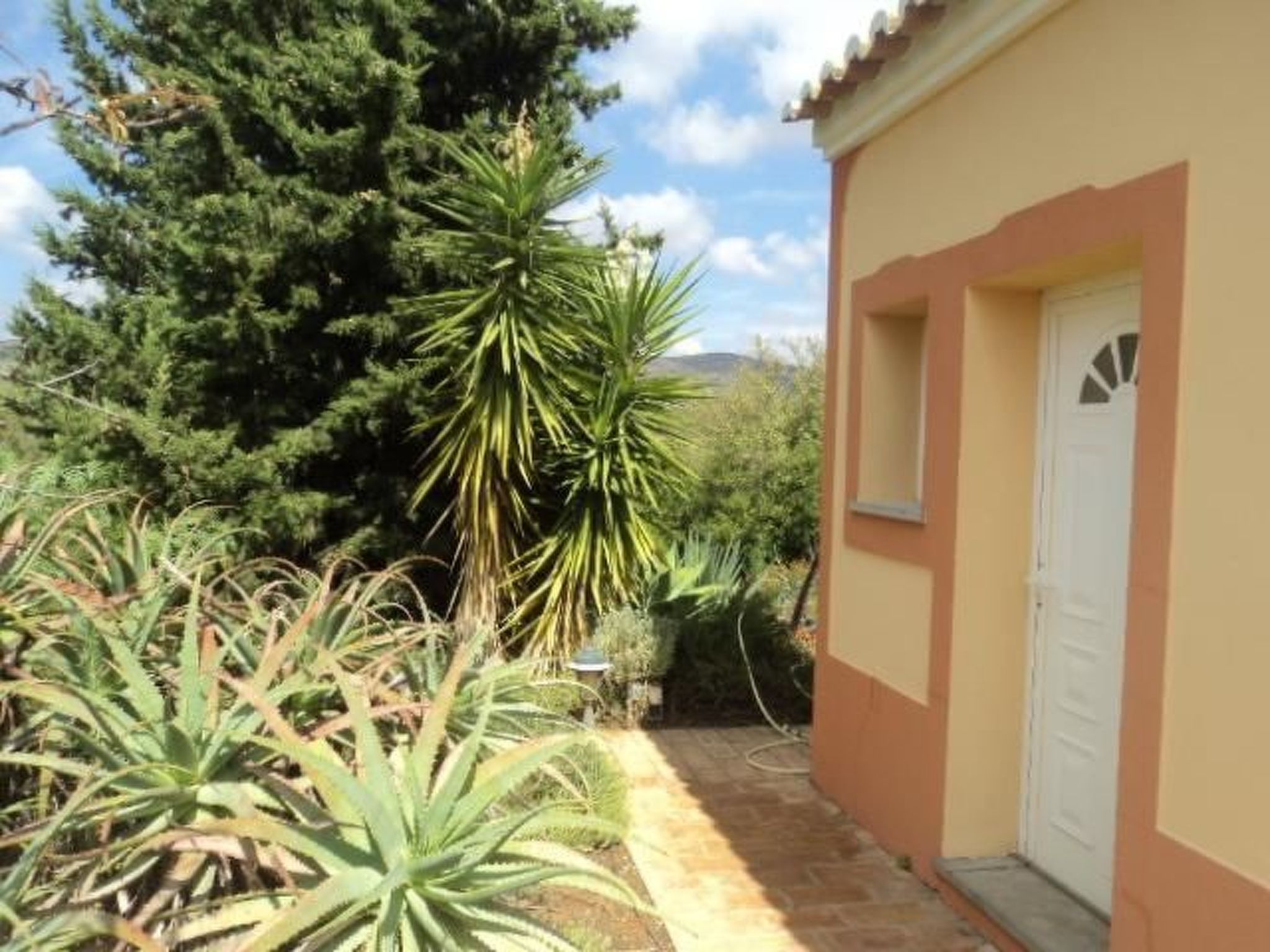 Mit Balkon, Terrasse und Außenpool-Binnen