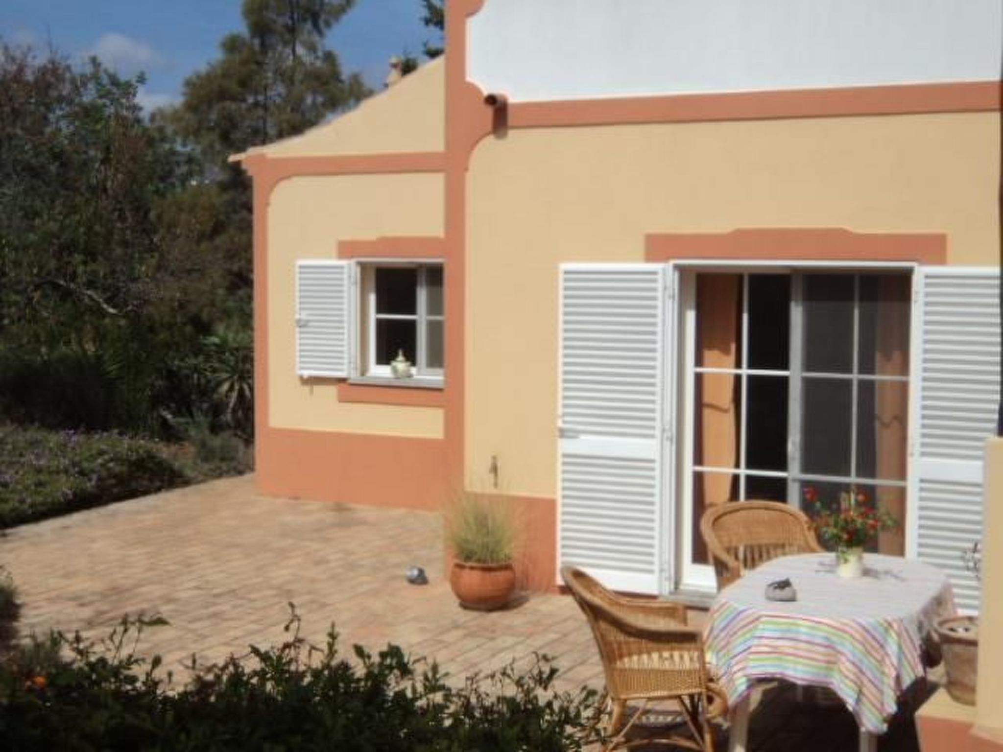 Mit Balkon, Terrasse und Außenpool-Binnen