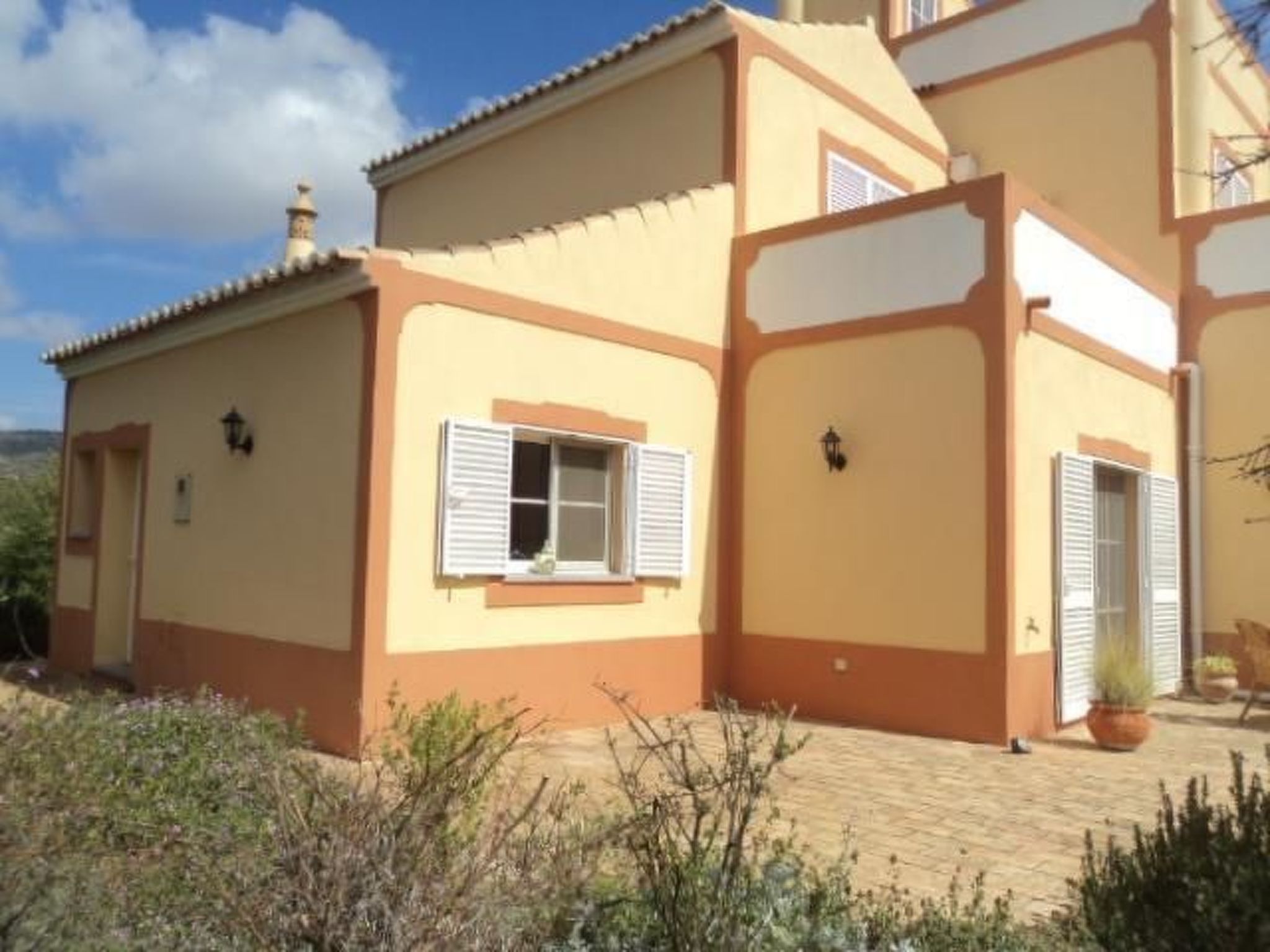 Mit Balkon, Terrasse und Außenpool-Binnen