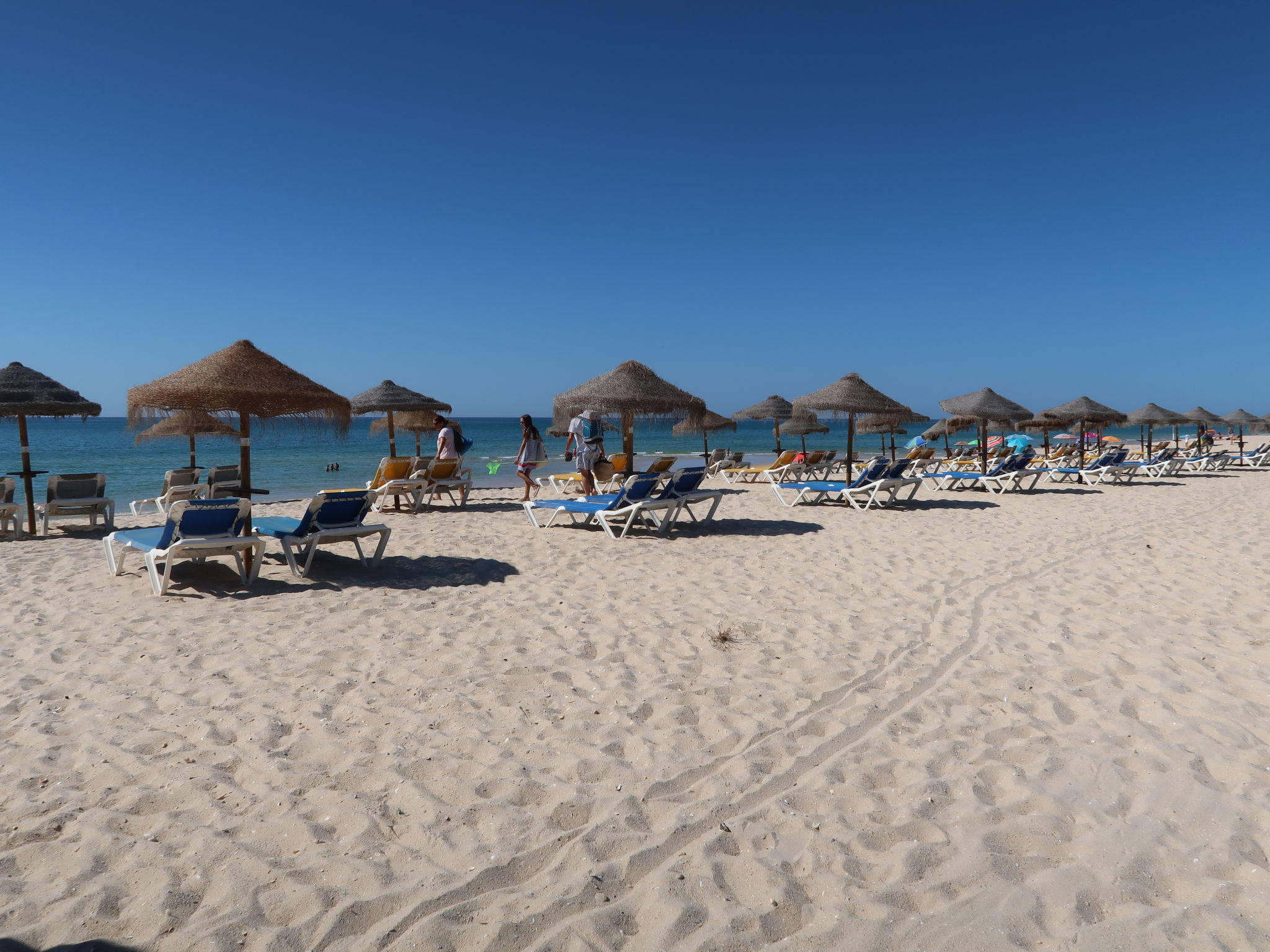 Mit Balkon, Terrasse und Außenpool