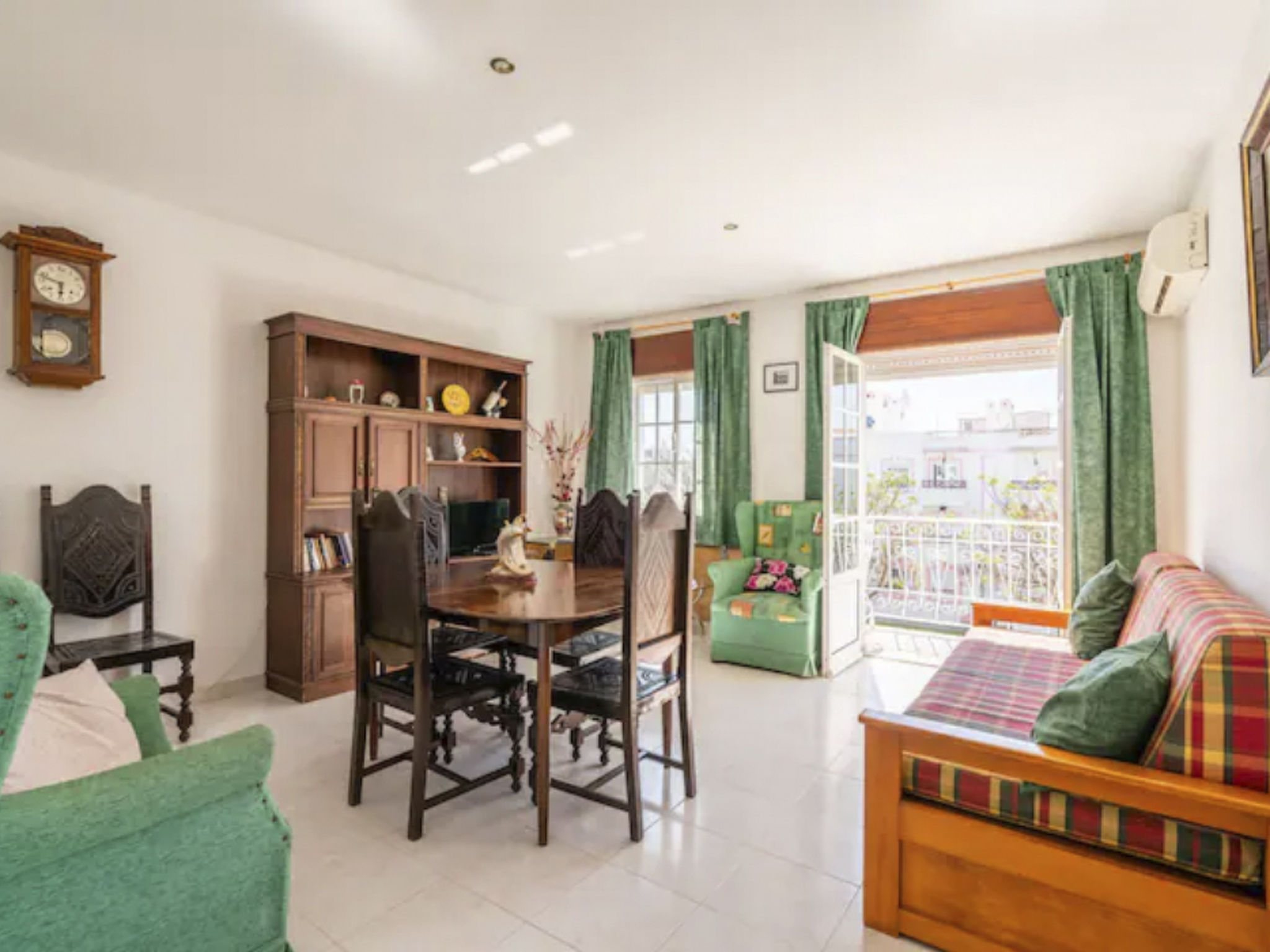 Discover the charm of Santa Luzia with a stay in our inviting apartment, nestled in the picturesque fishing village renowned as the capital of octopus. Offering a serene view of the Ria Formosa nature..