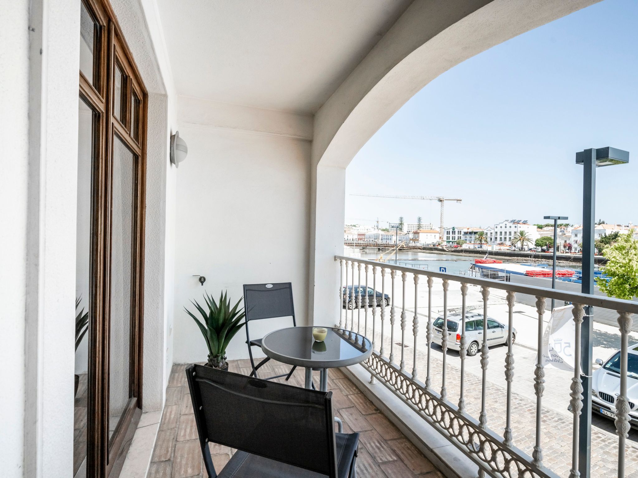 Haus am Flussufer-Binnen