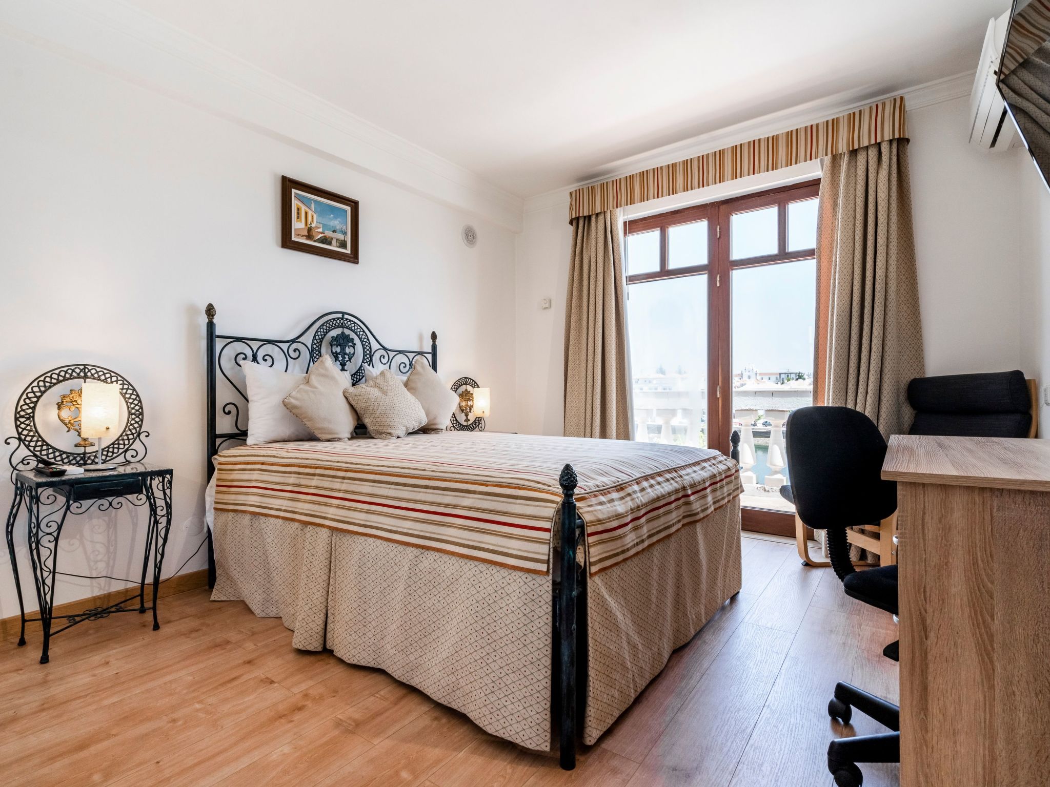 Haus am Flussufer-Binnen