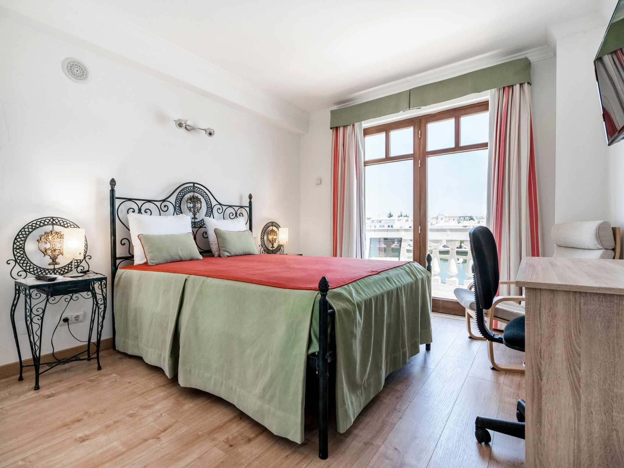 Haus am Flussufer-Binnen