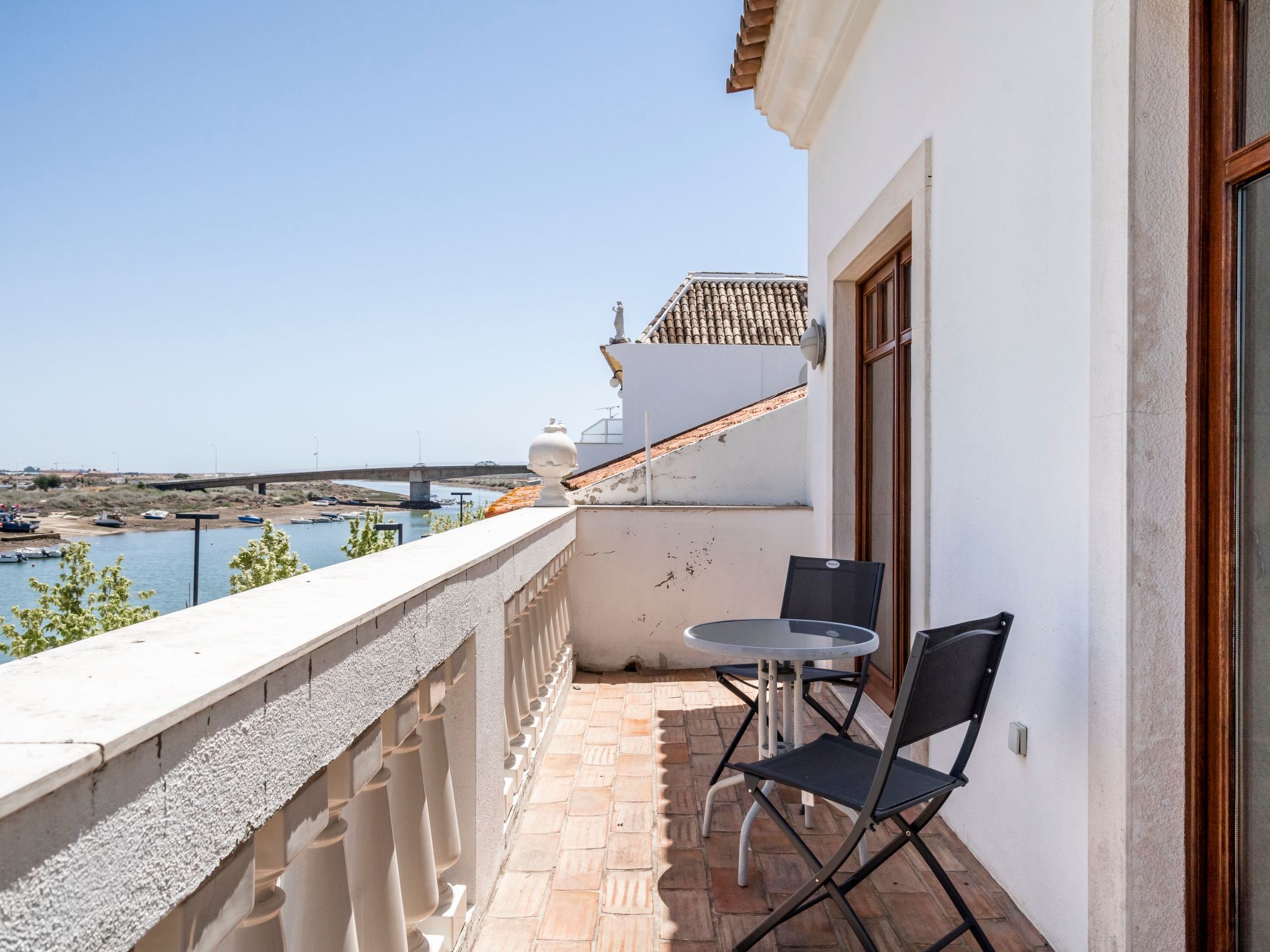 Haus am Flussufer-Binnen