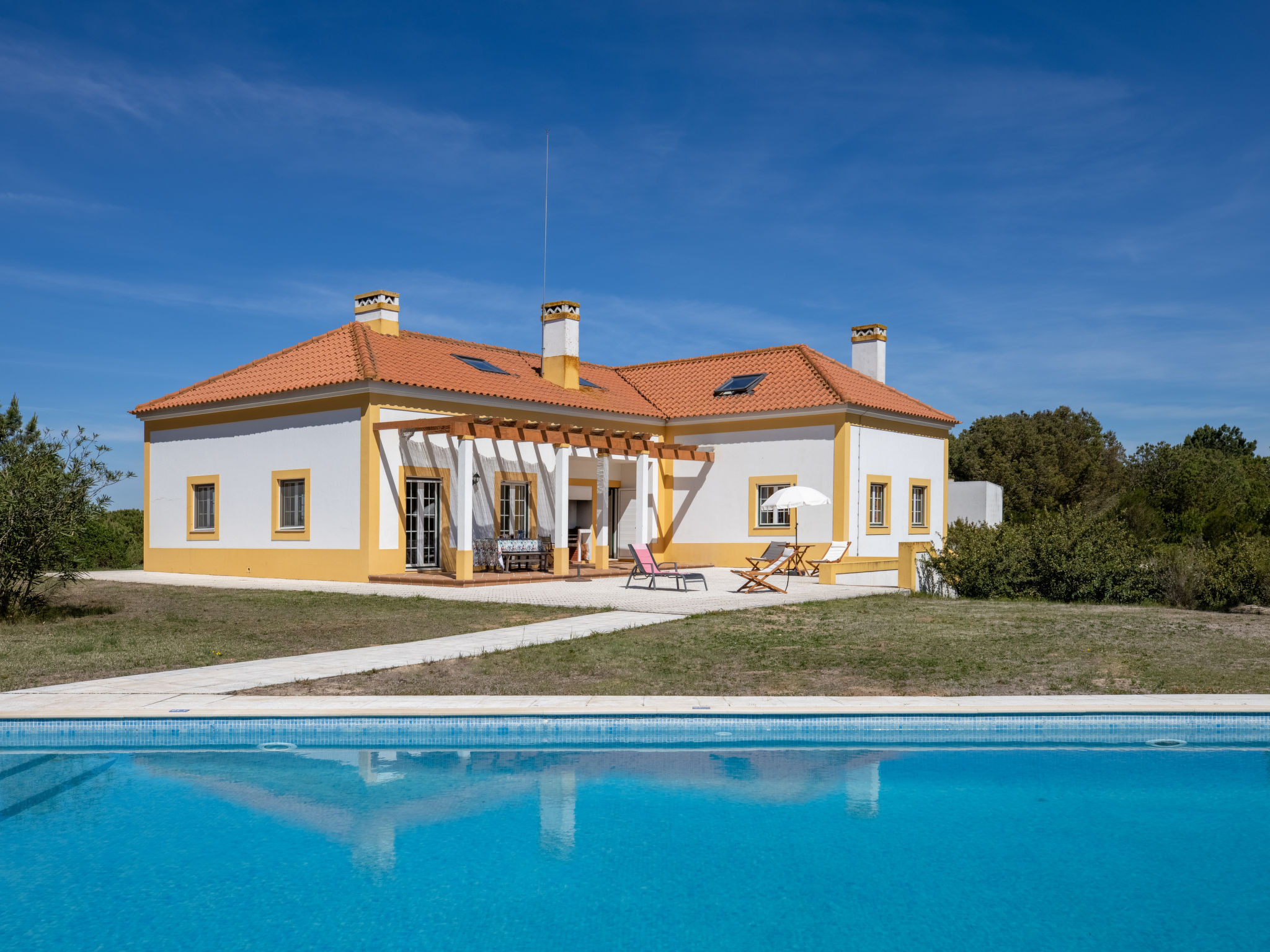 "UA 2- Vista Panorâmica", villa 5-kamers 296 m2 op 3 verdiepingen. Het objekt is geschikt voor 6 volwassenen. Modern en gezellig ingericht: groot woon-/eetkamer met open haard, air-conditioning en he..