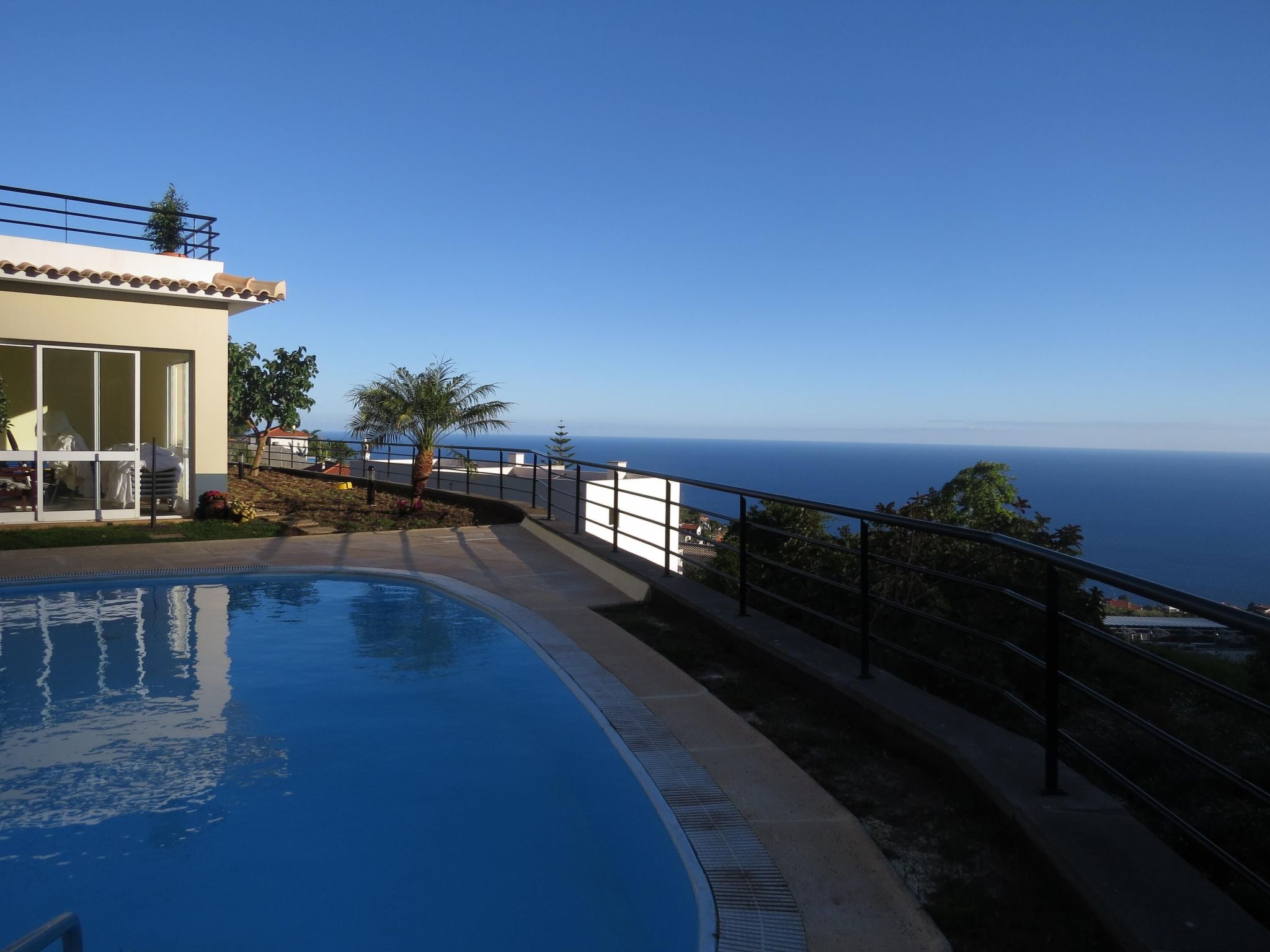 Luxuriöses Escape Village Calheta mit beheiztem Pool-Binnen