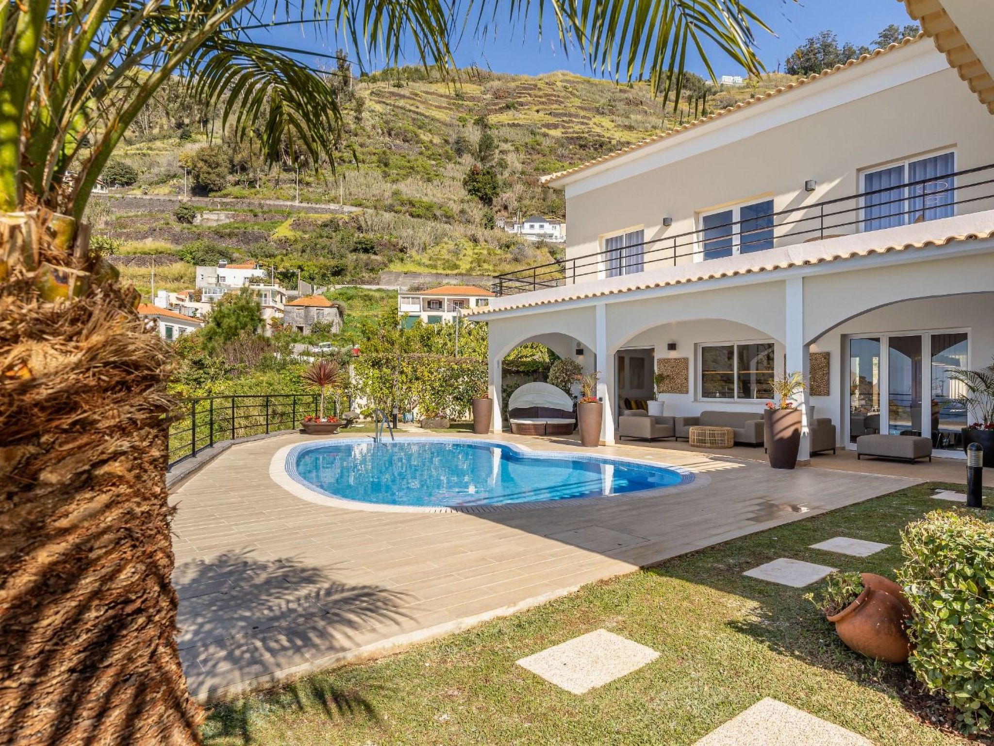 Luxuriöses Escape Village Calheta mit beheiztem Pool-Binnen