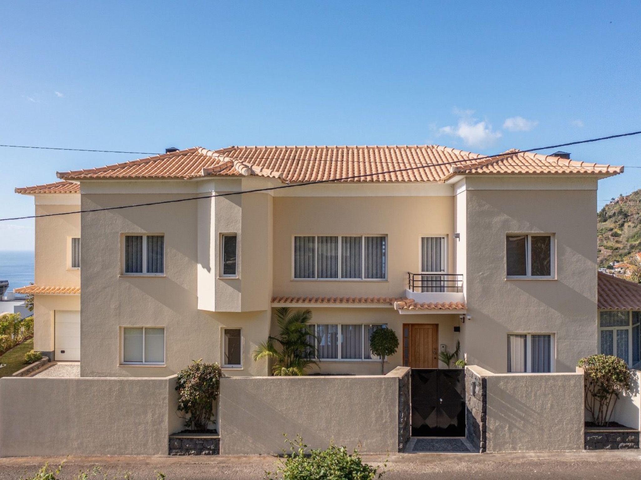 Luxuriöses Escape Village Calheta mit beheiztem Pool-Binnen