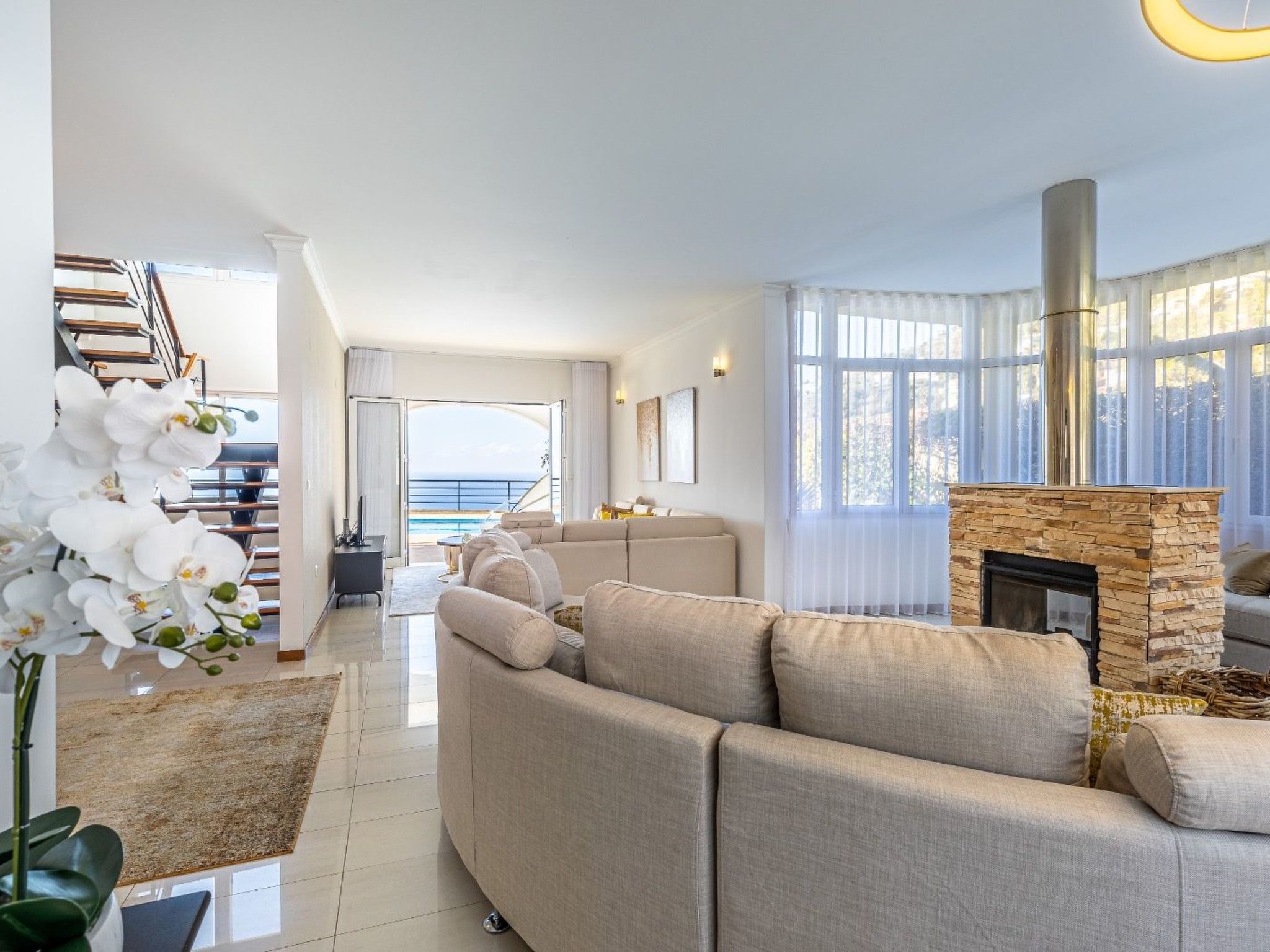 Luxuriöses Escape Village Calheta mit beheiztem Pool-Binnen