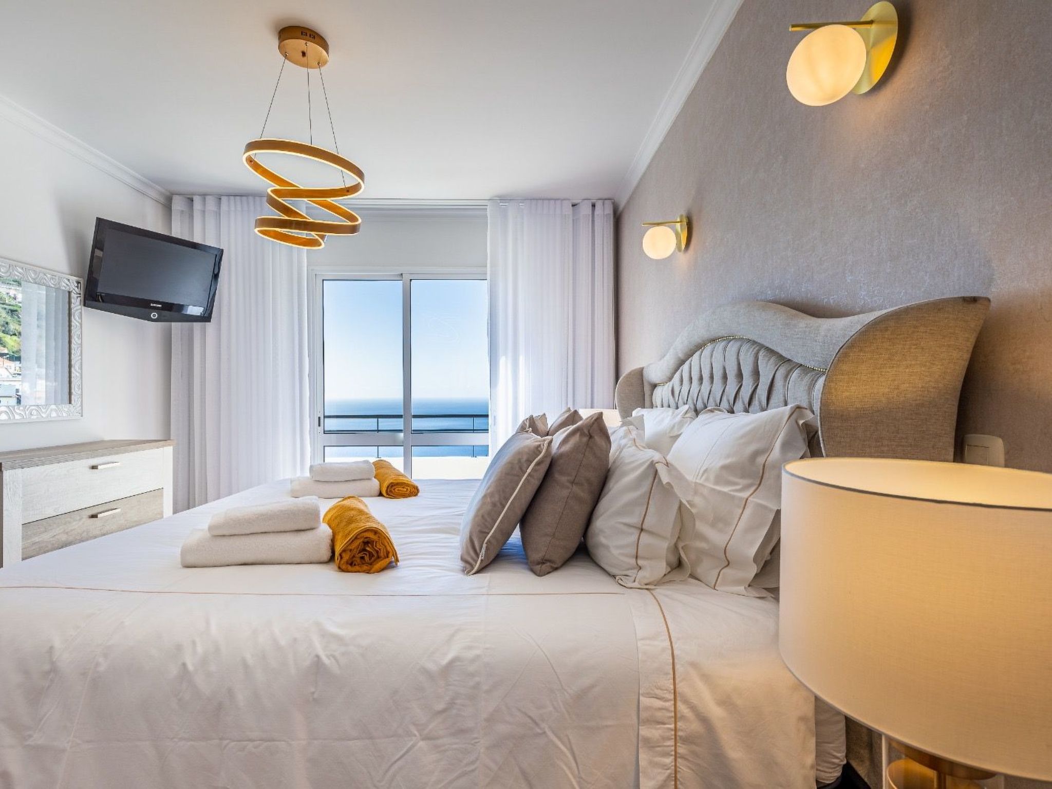 Luxuriöses Escape Village Calheta mit beheiztem Pool-Binnen