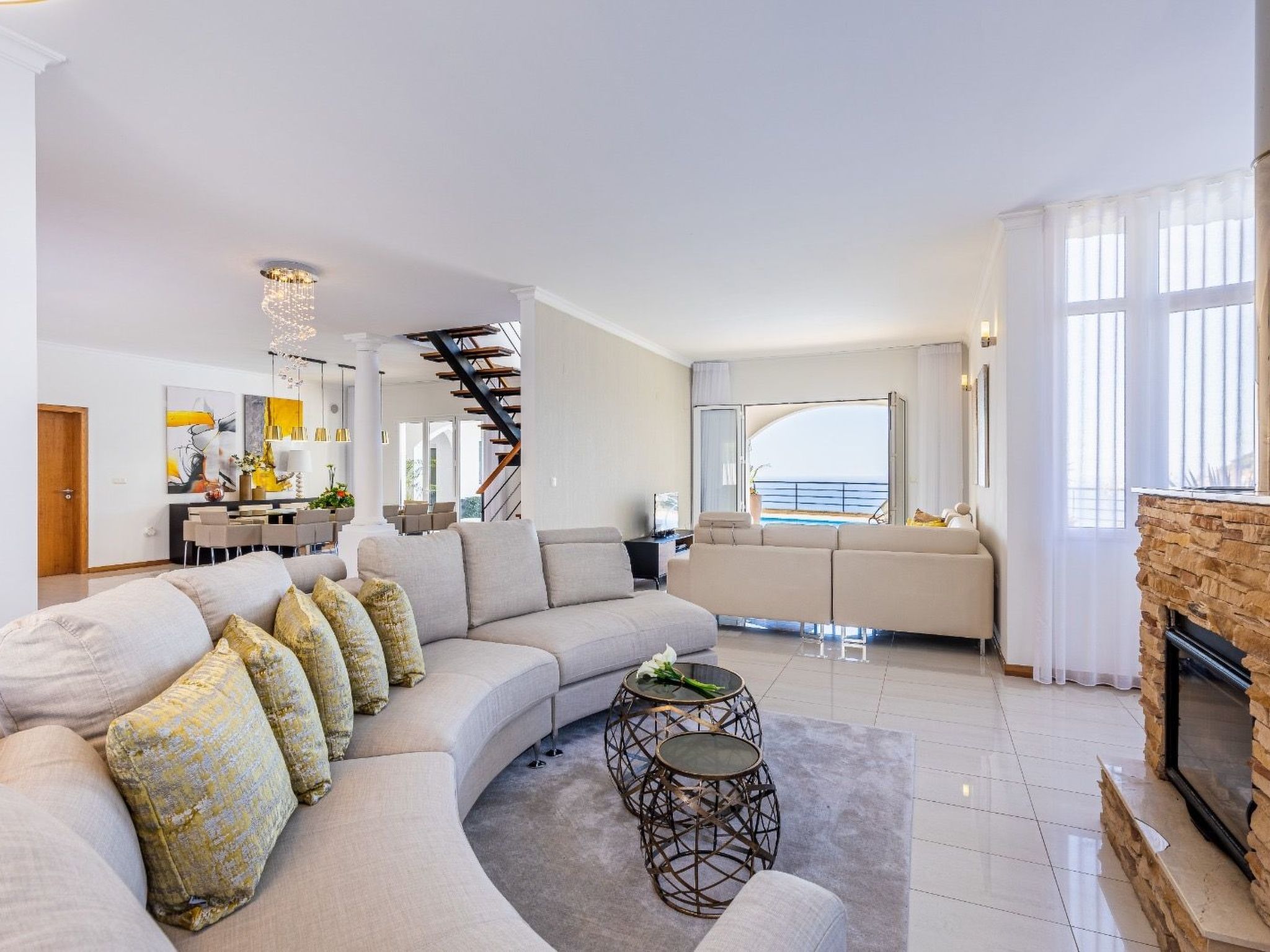 Luxuriöses Escape Village Calheta mit beheiztem Pool-Binnen