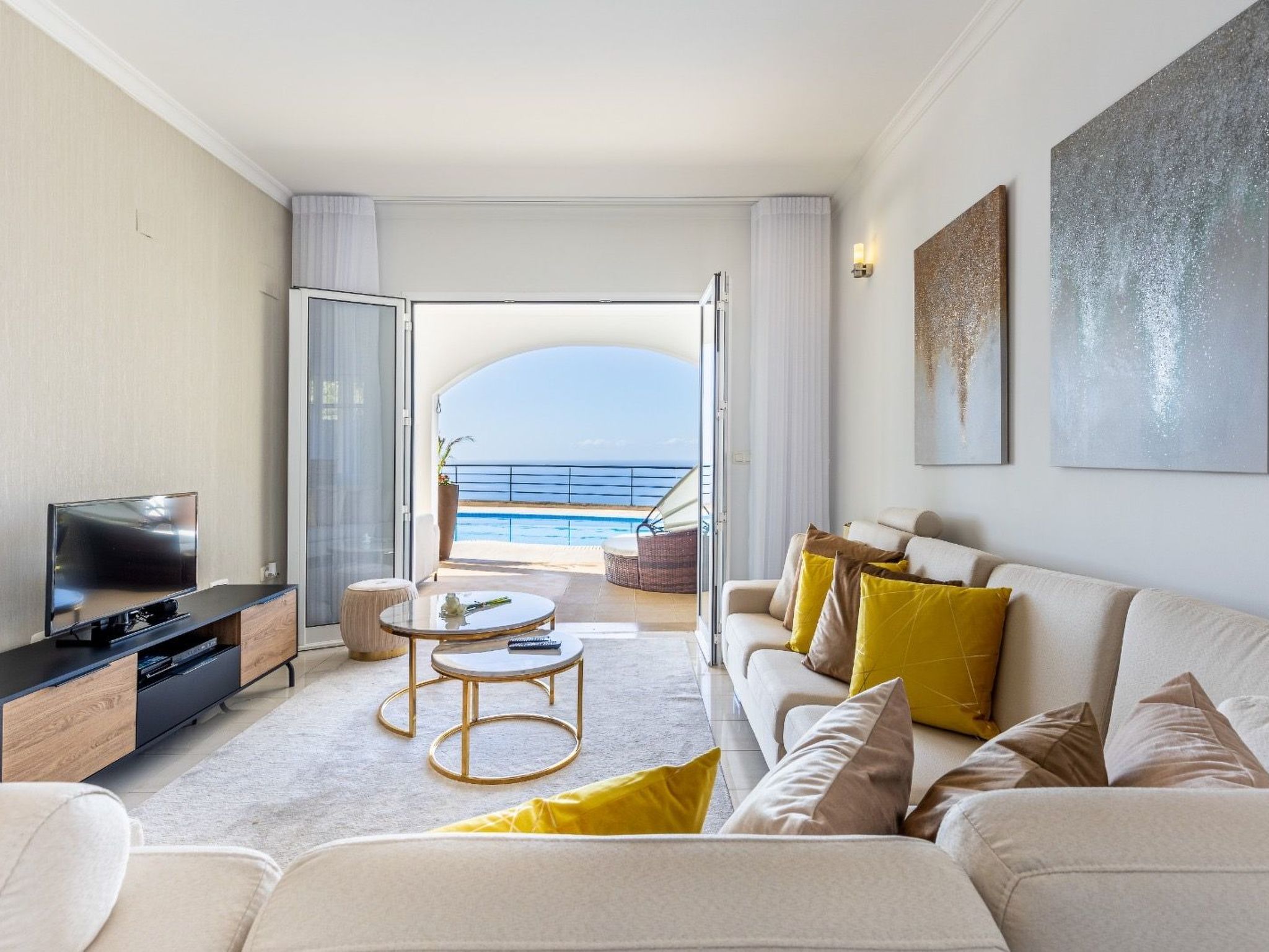 Luxuriöses Escape Village Calheta mit beheiztem Pool-Binnen