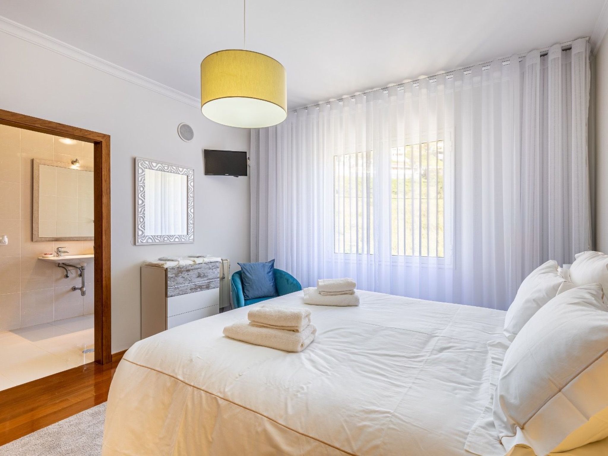 Luxuriöses Escape Village Calheta mit beheiztem Pool-Binnen