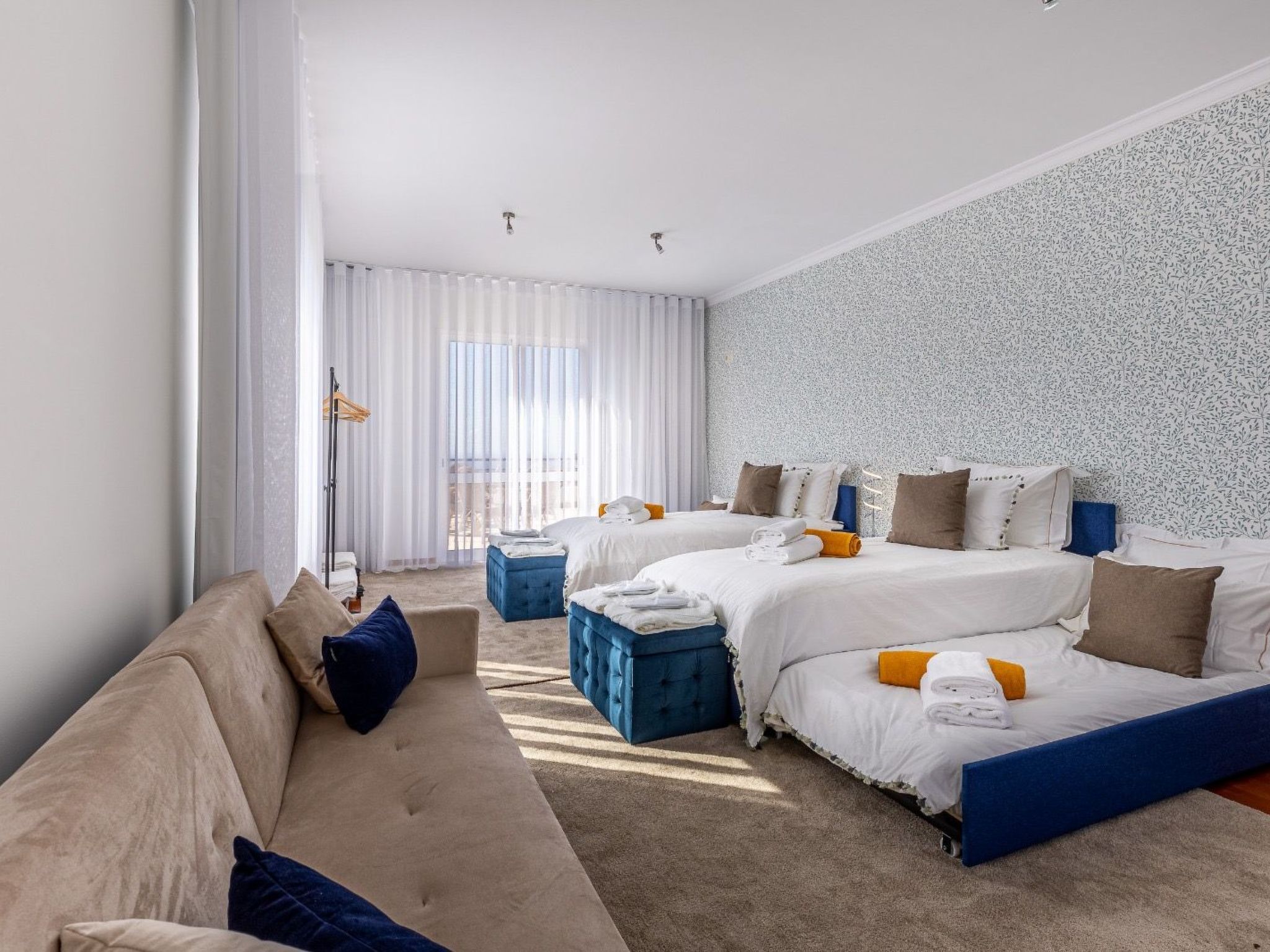 Luxuriöses Escape Village Calheta mit beheiztem Pool-Binnen