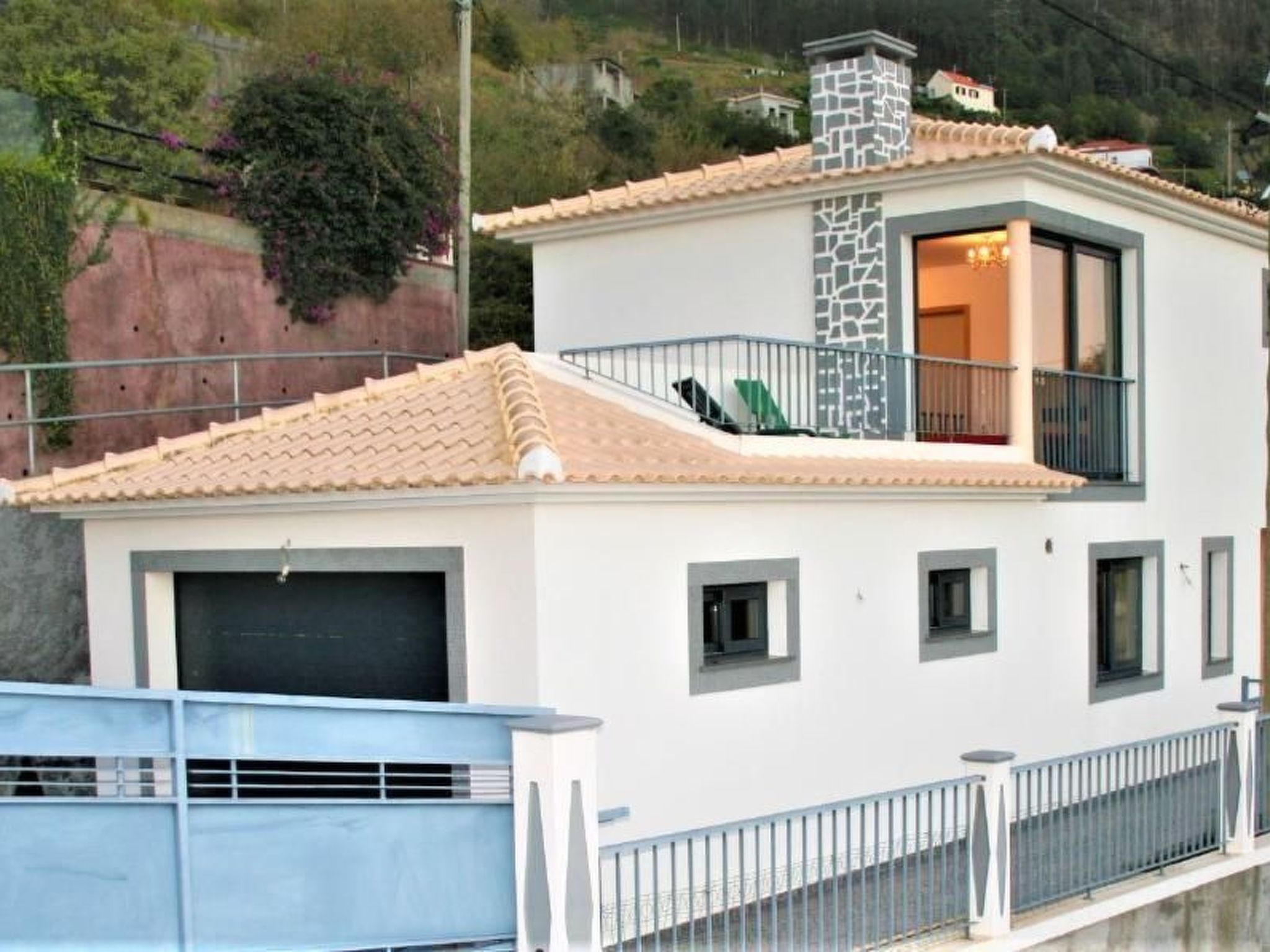 "Silva Sol" mit Blick auf das Wasser — view 1 of 25