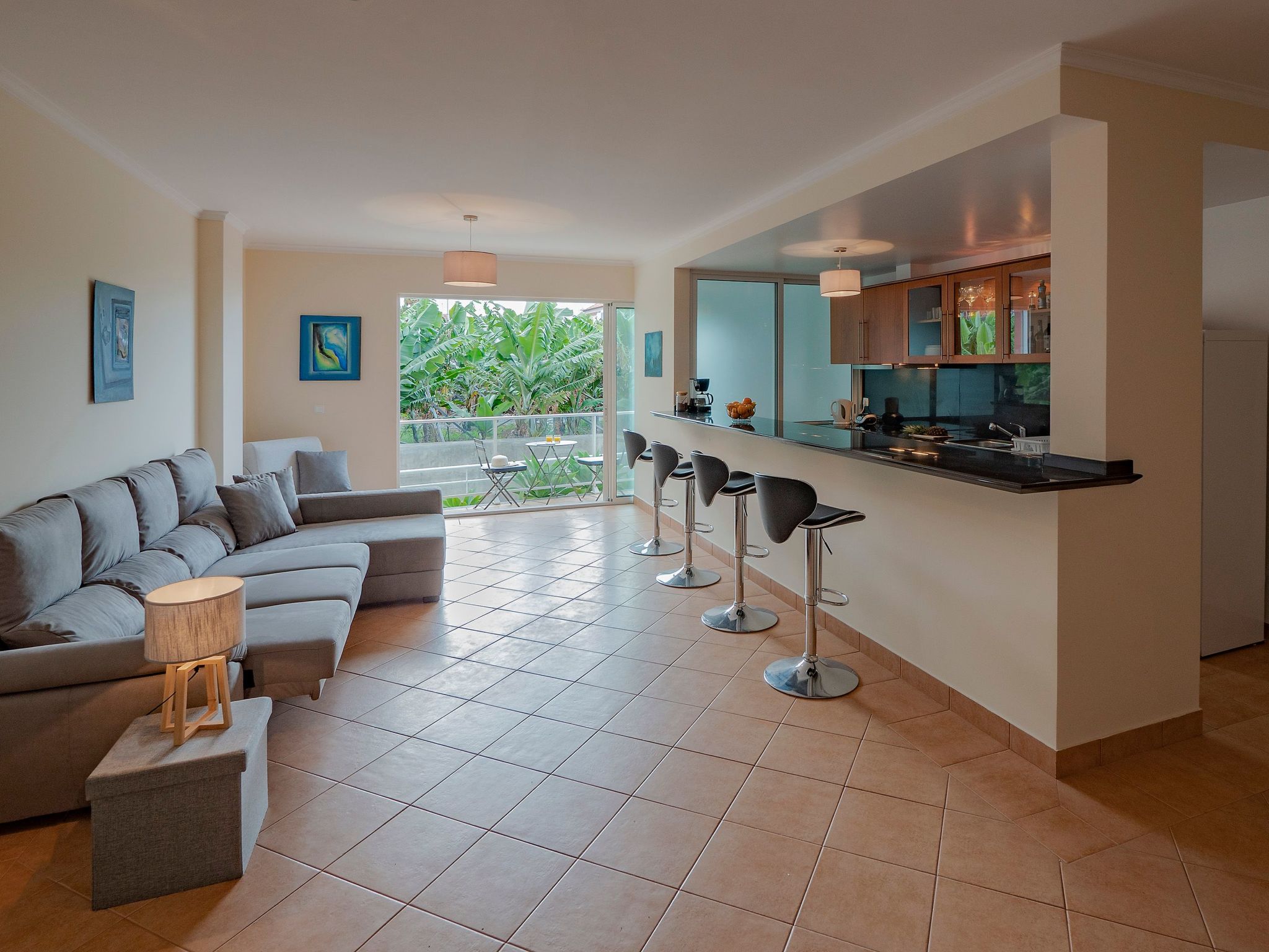 Welcome to the warmest and sunniest place on Madeira! "Blue Sea" is located in a quiet cul-de-sac, right by the sea. From the two private balconies you can enjoy the panoramic view of the mountain lan..