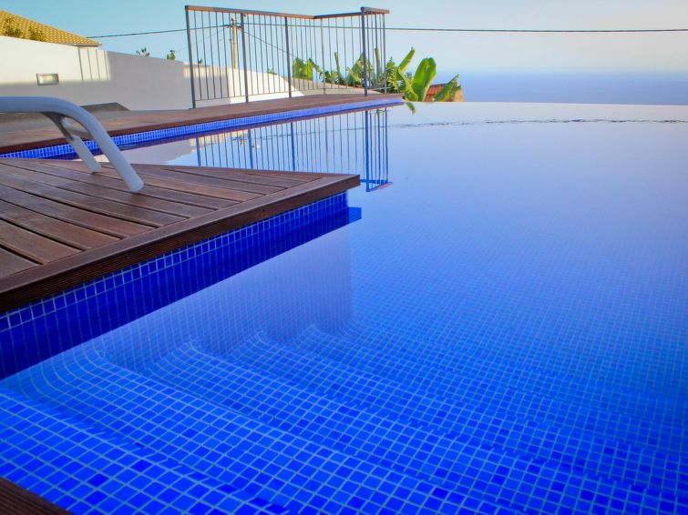 in Estreito Da Calheta mit Privatem Pool und Meerblick
