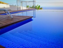 in Estreito Da Calheta mit Privatem Pool und Meerblick
