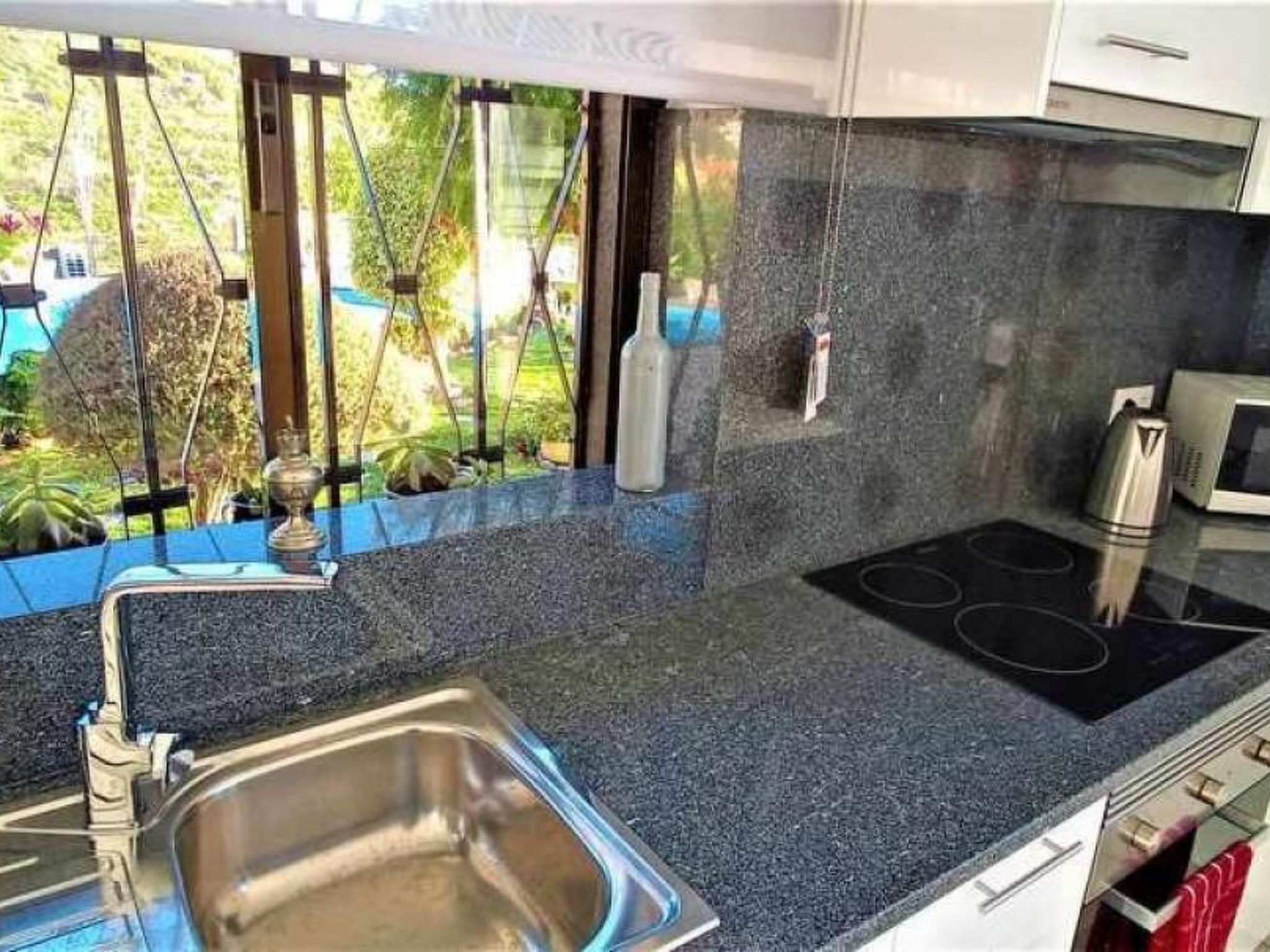 Mit eigenem Pool-Binnen