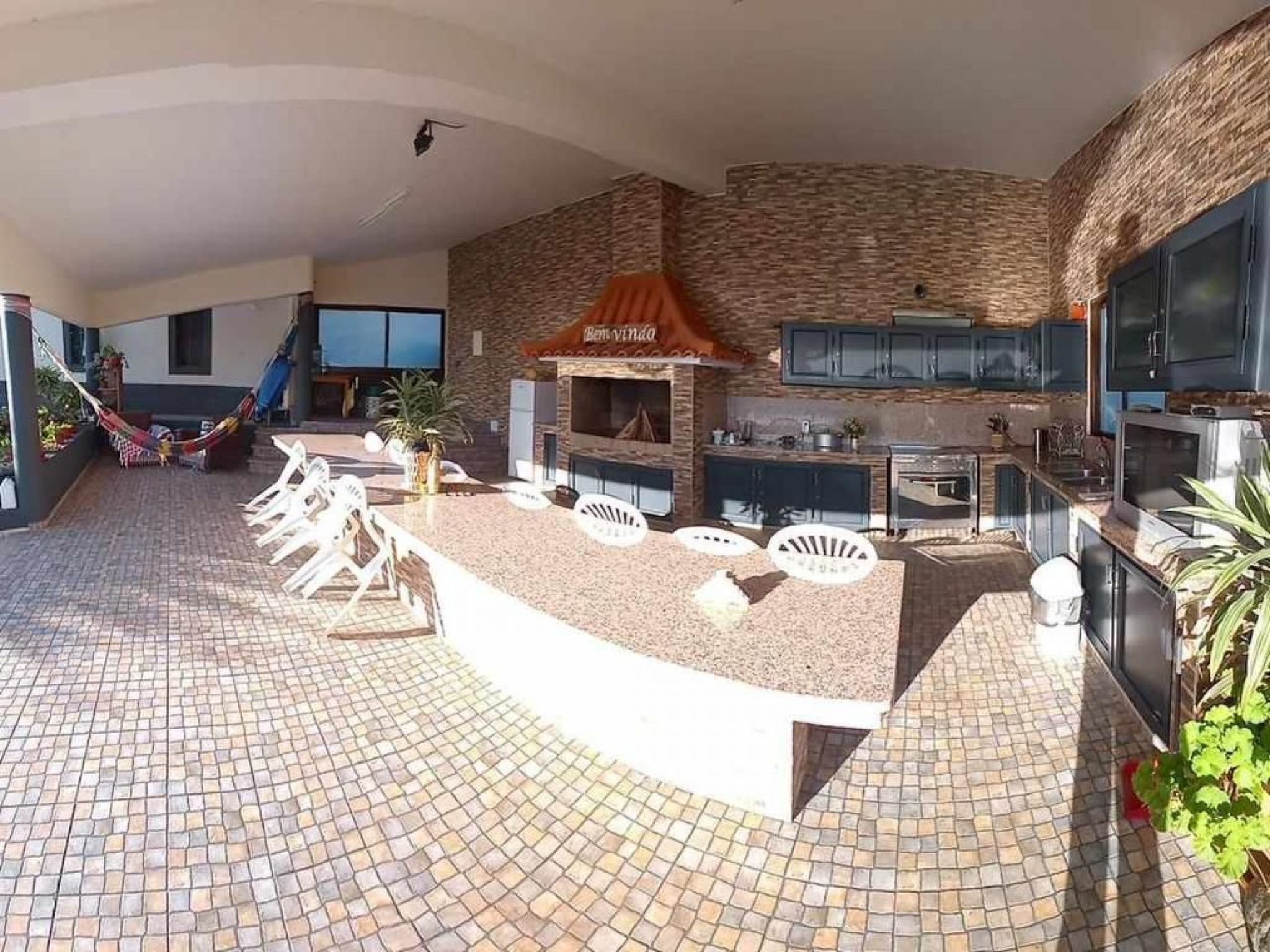 Mit eigenem Pool-Binnen