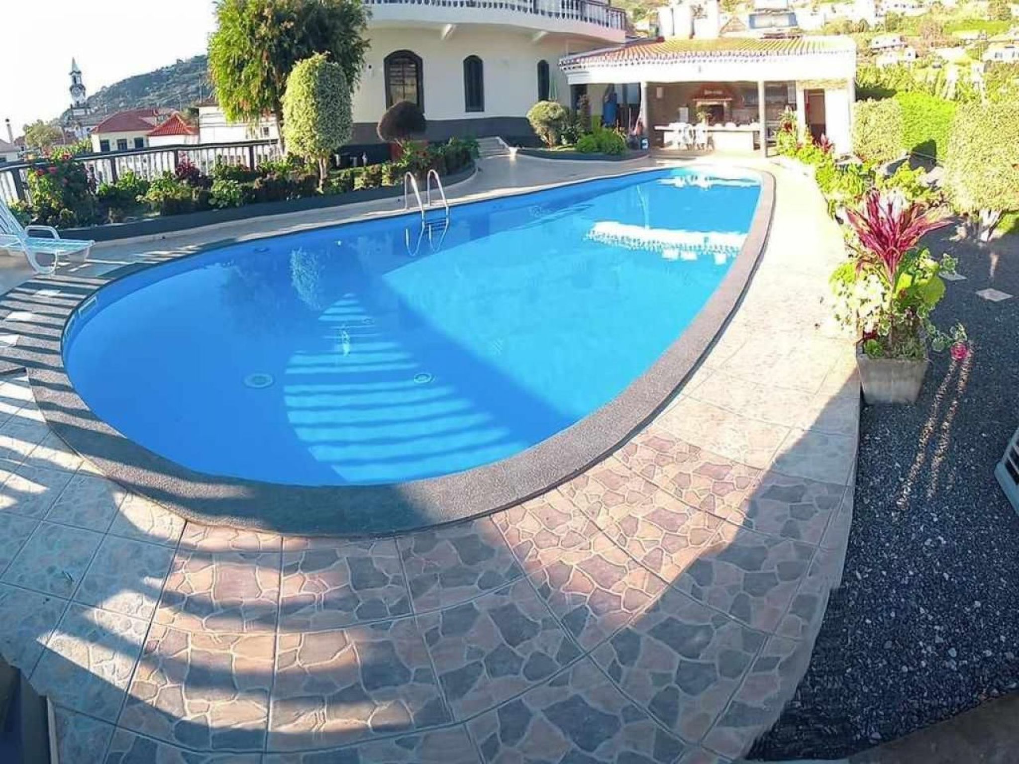 Mit eigenem Pool-Binnen