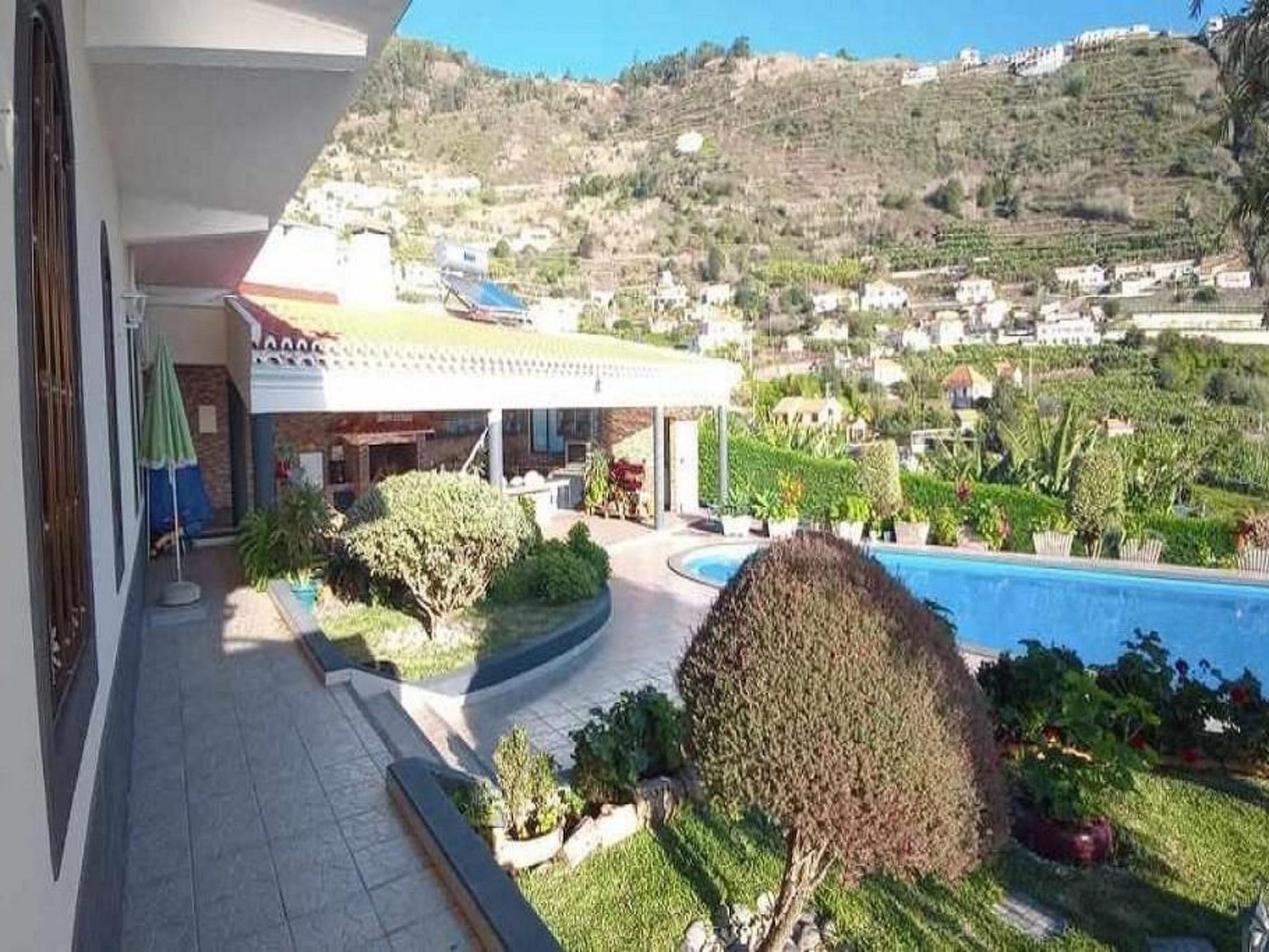 Mit eigenem Pool-Binnen